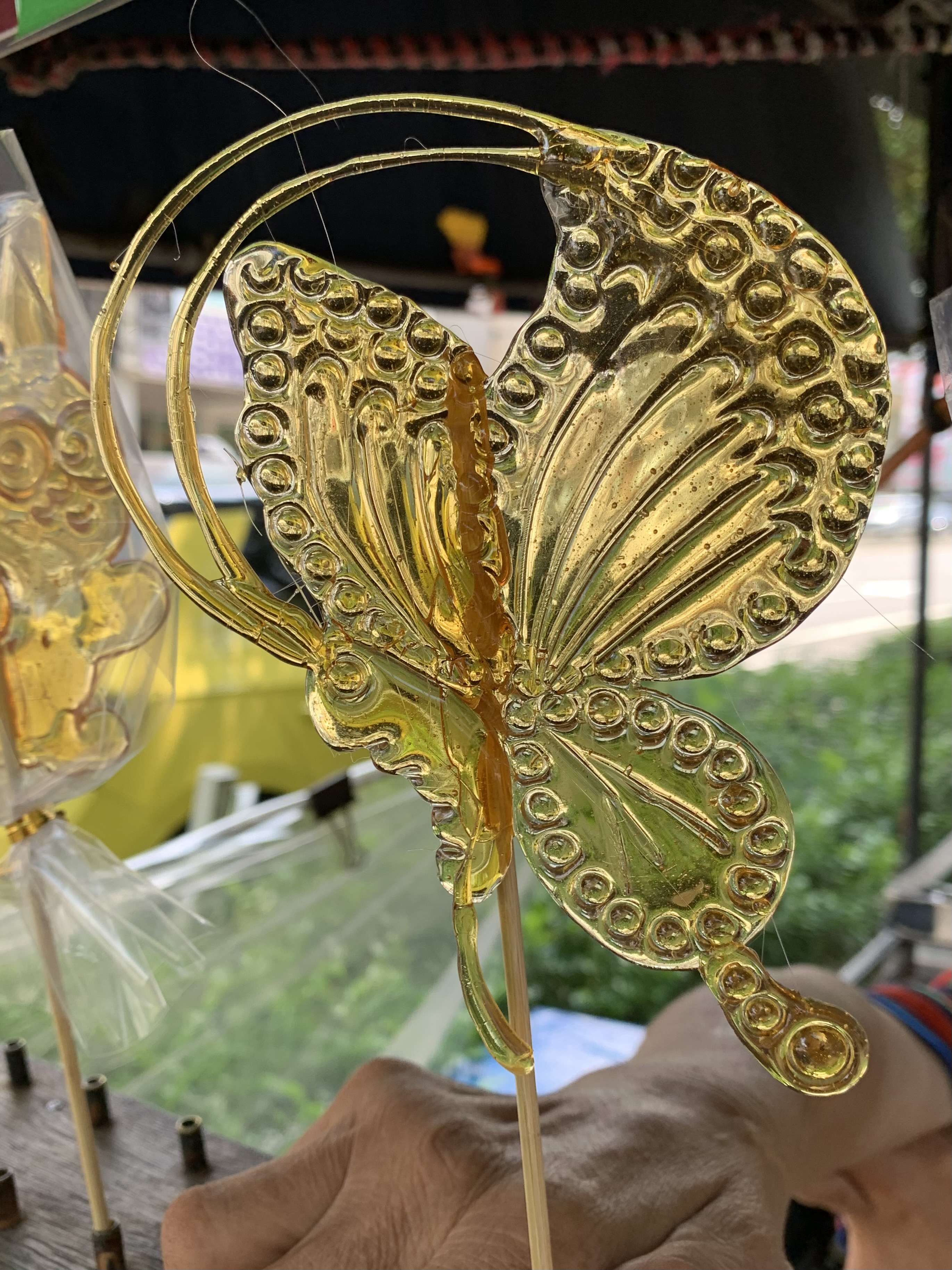 「蝴蝶」姿態翩翩、花紋秀麗。（100元／支，即興創作）