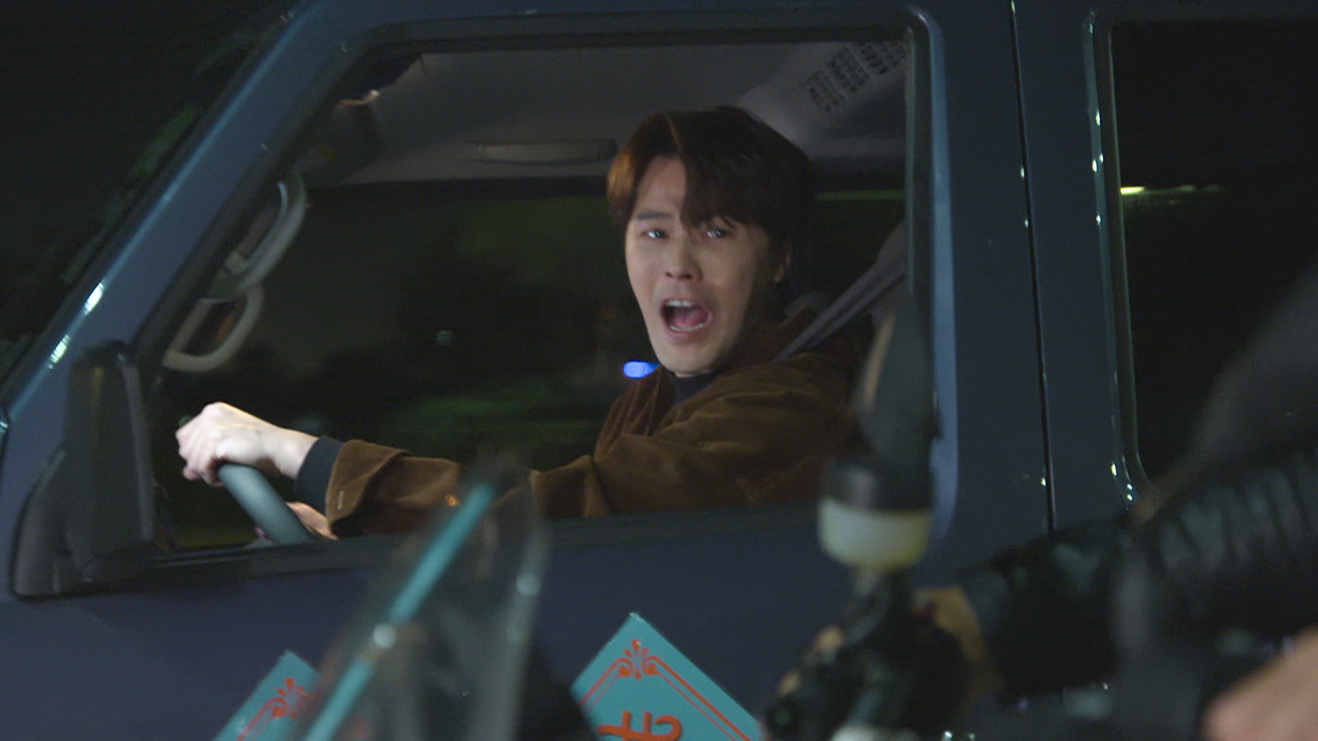 《市井豪門》黃文星一人分飾兩角，貴公子跟平民打工仔互換，沒想到出車禍。（民視提供）