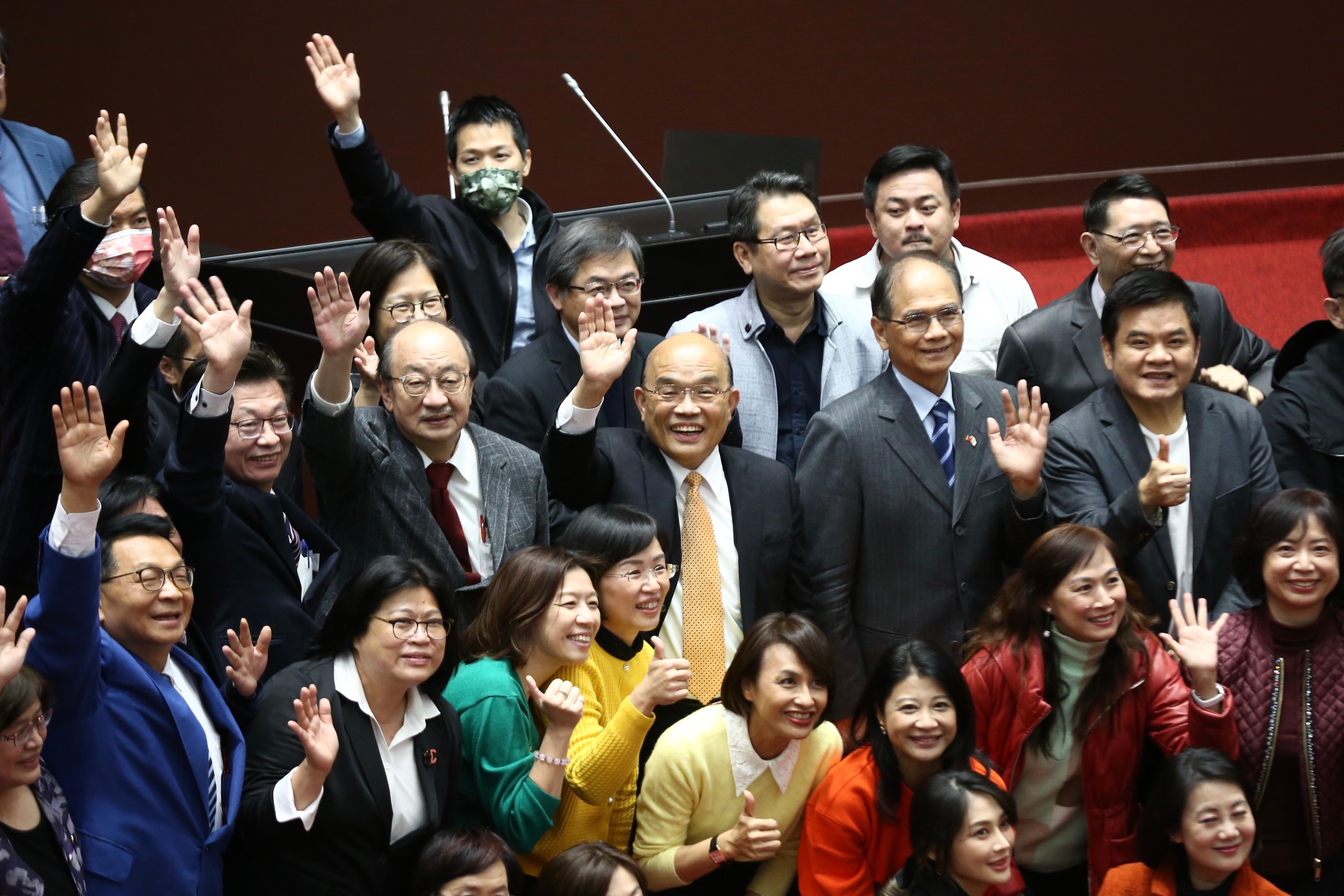 立院今通過總預算案三讀,行政院長蘇貞昌也到場致意。