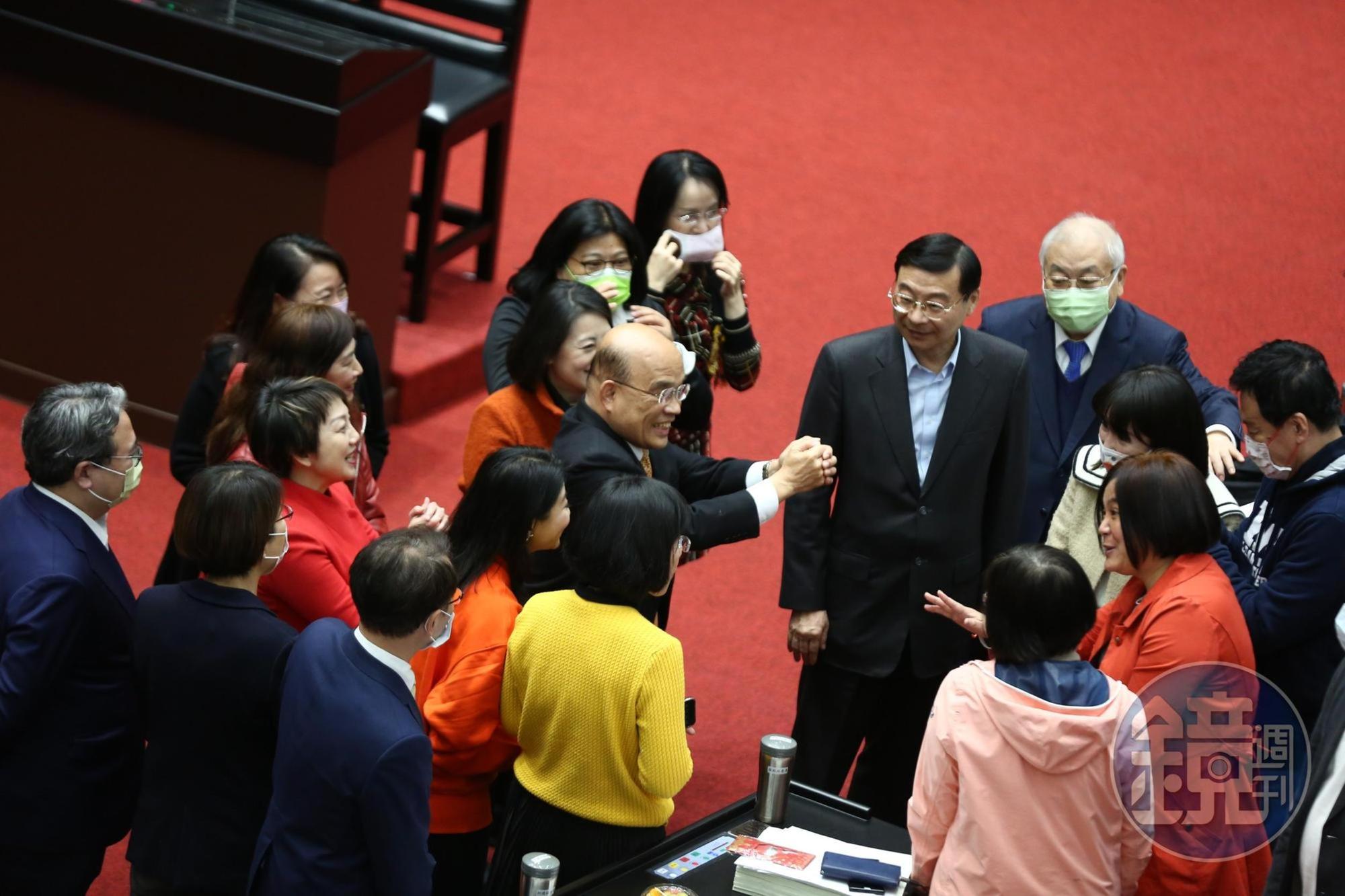 蘇貞昌向國民黨團總召曾銘宗等人致意。