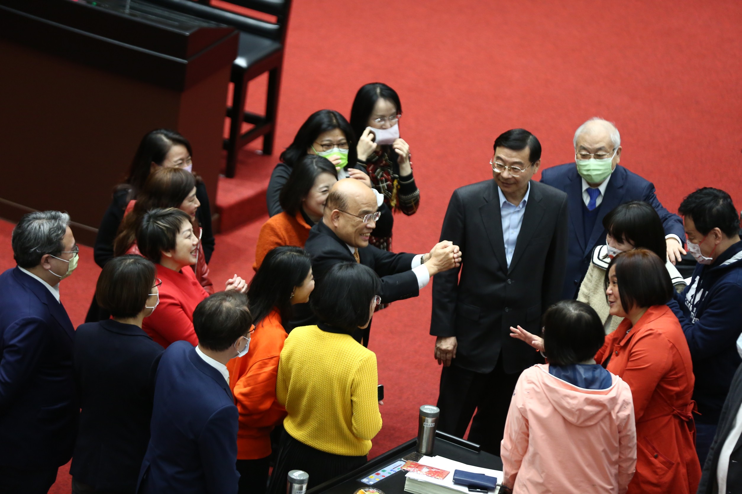 蘇貞昌向國民黨團總召曾銘宗等人致意。