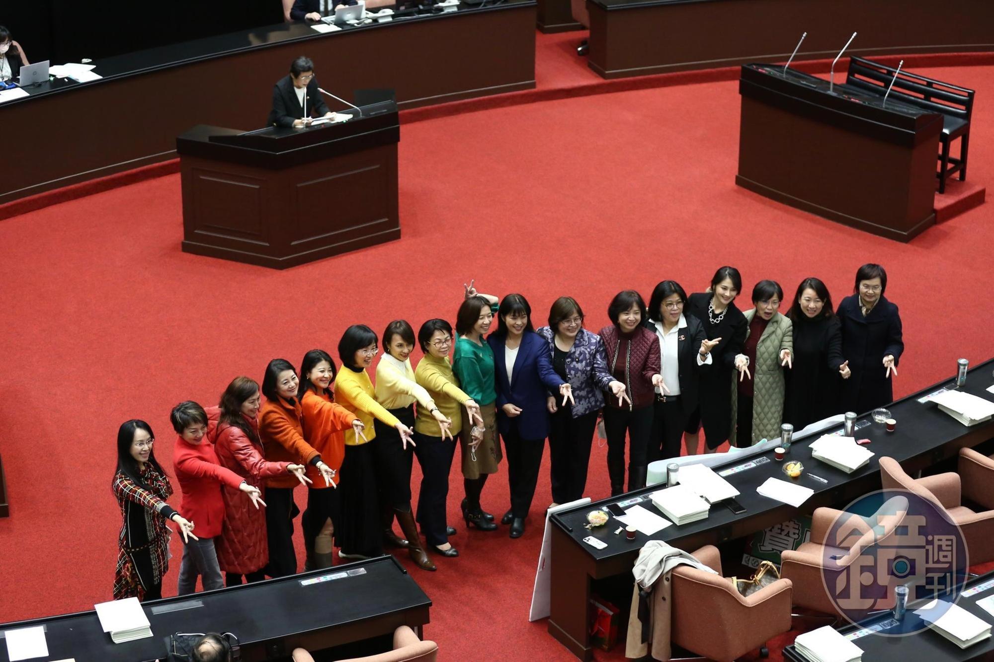 民進黨女立委們大合照,比出時下流行的「倒V」手勢,服裝還是「彩虹色階」。
