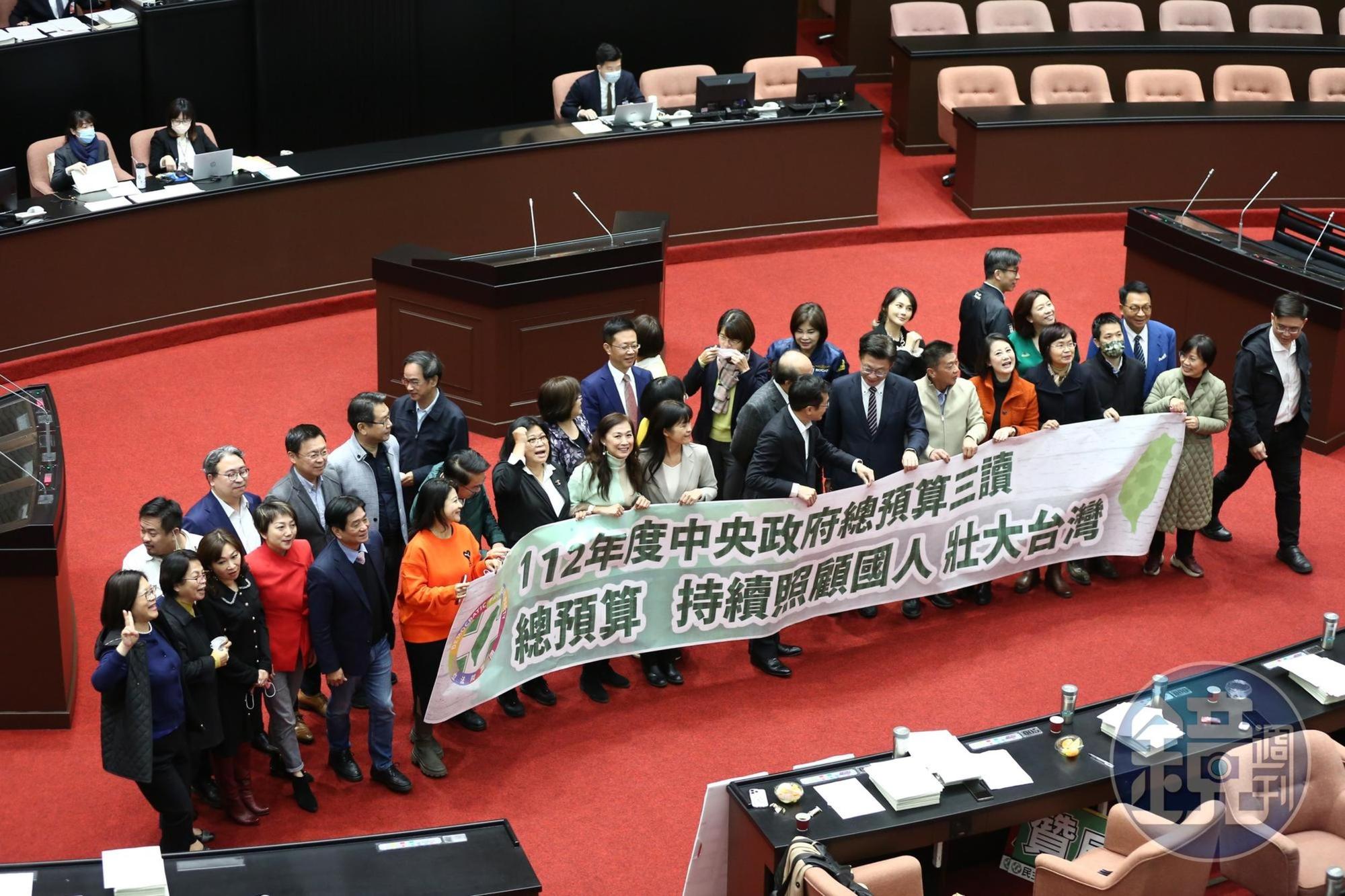 本屆會期最後一天,立院就「112年度中央政府總預算案」進行審議表決。