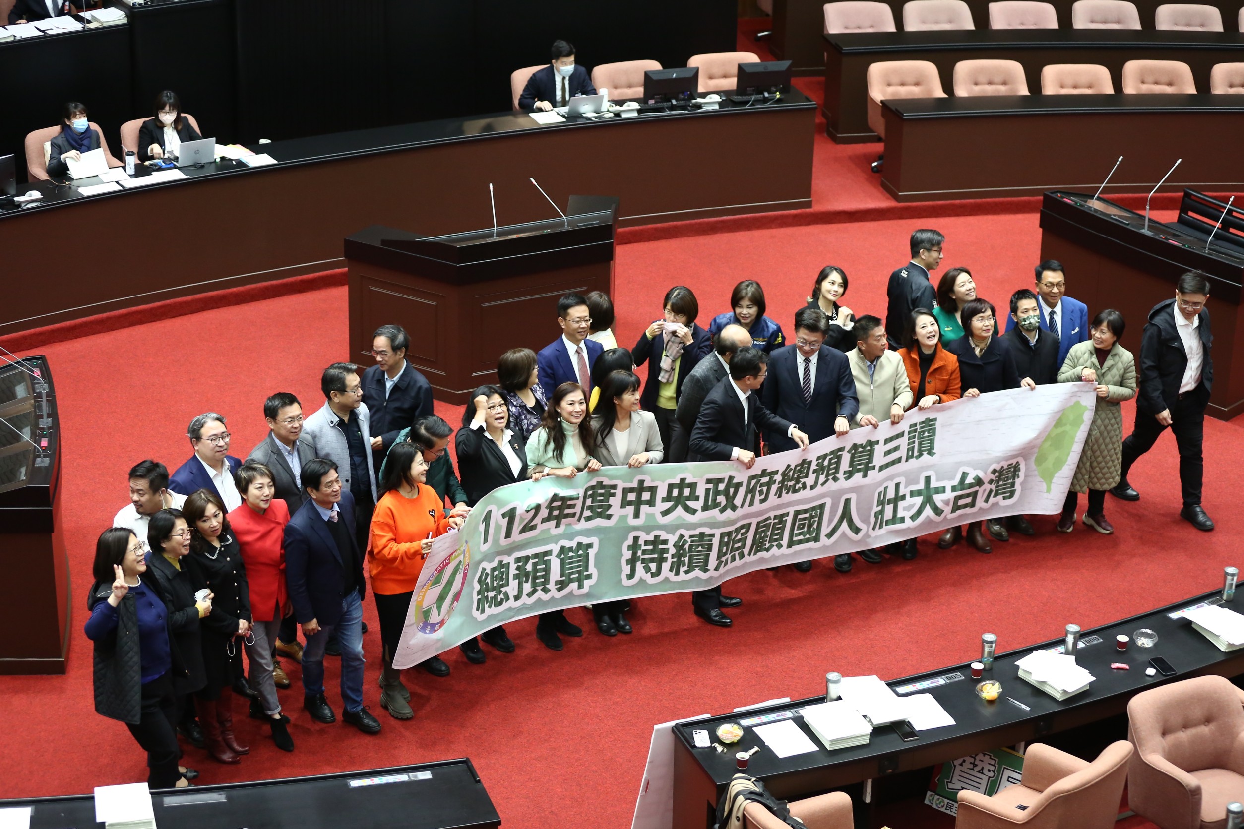 本屆會期最後一天，立院就「112年度中央政府總預算案」進行審議表決。