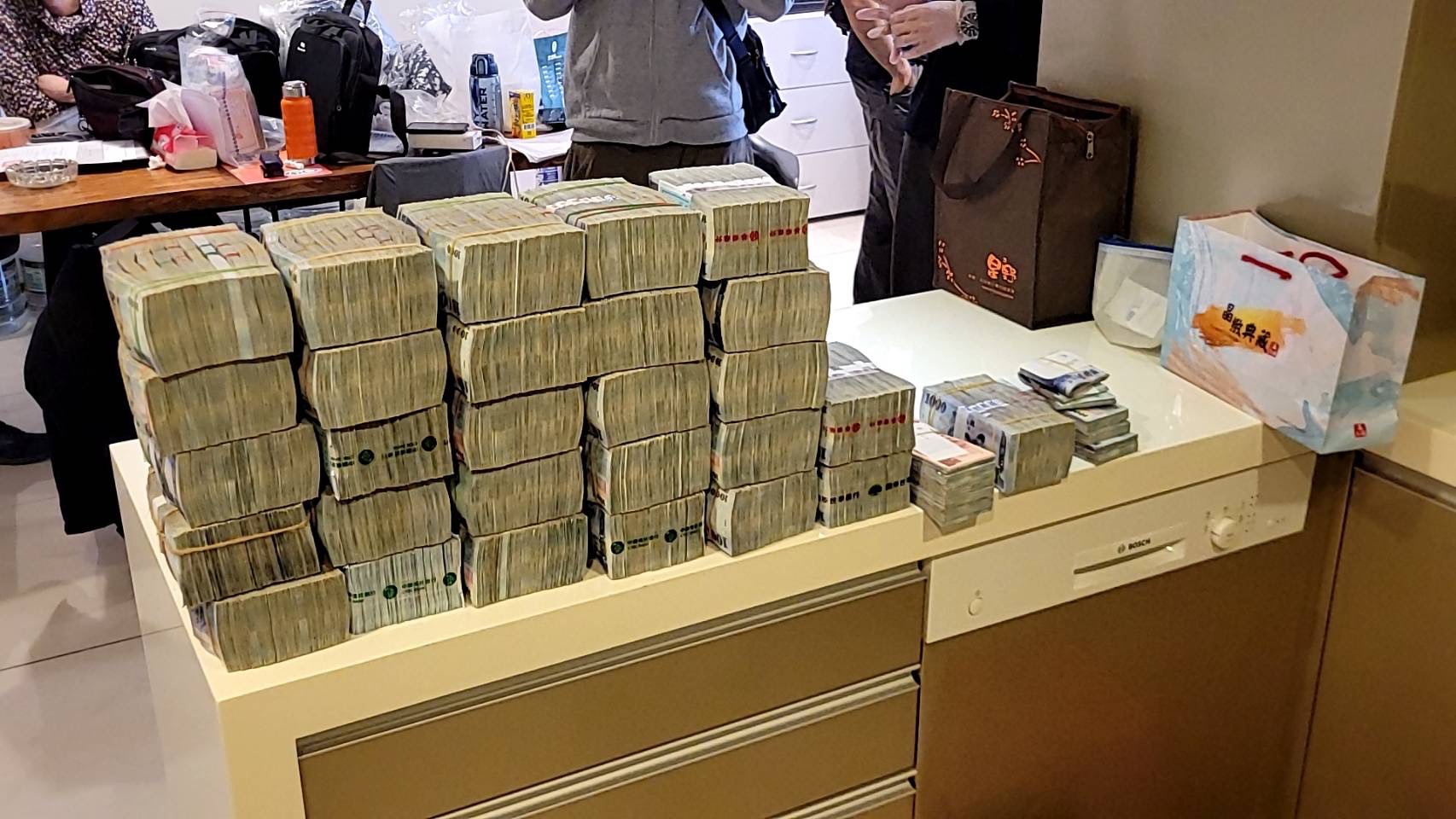 最高檢指示全國地檢署打擊地下金融不法，查扣大量現鈔。（最高檢提供）