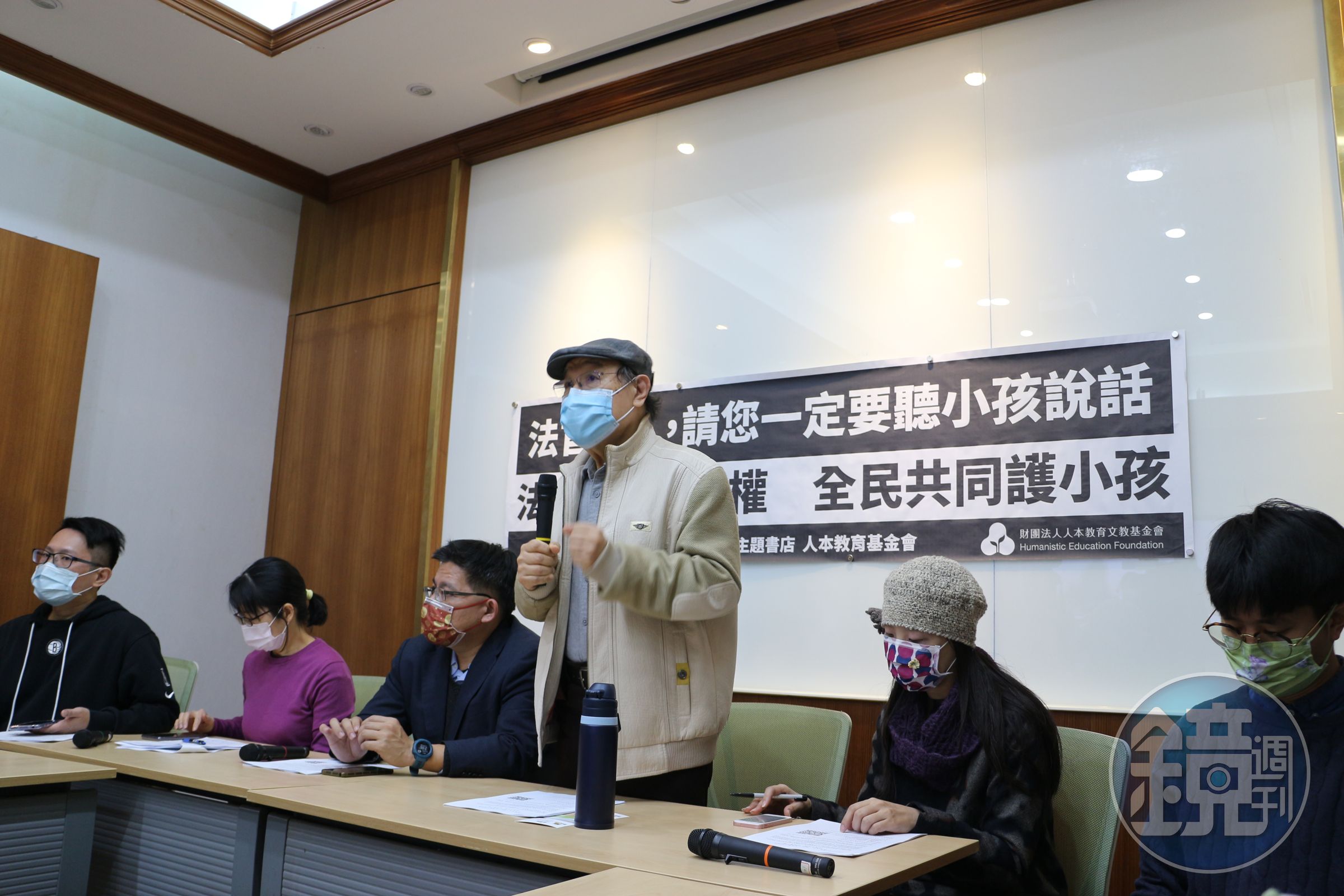 人本教育基金會與立委邱顯智等人召開記者會，表達法院讓8歲女童被當人球，希望法院撤銷裁定。（人本基金會提供）