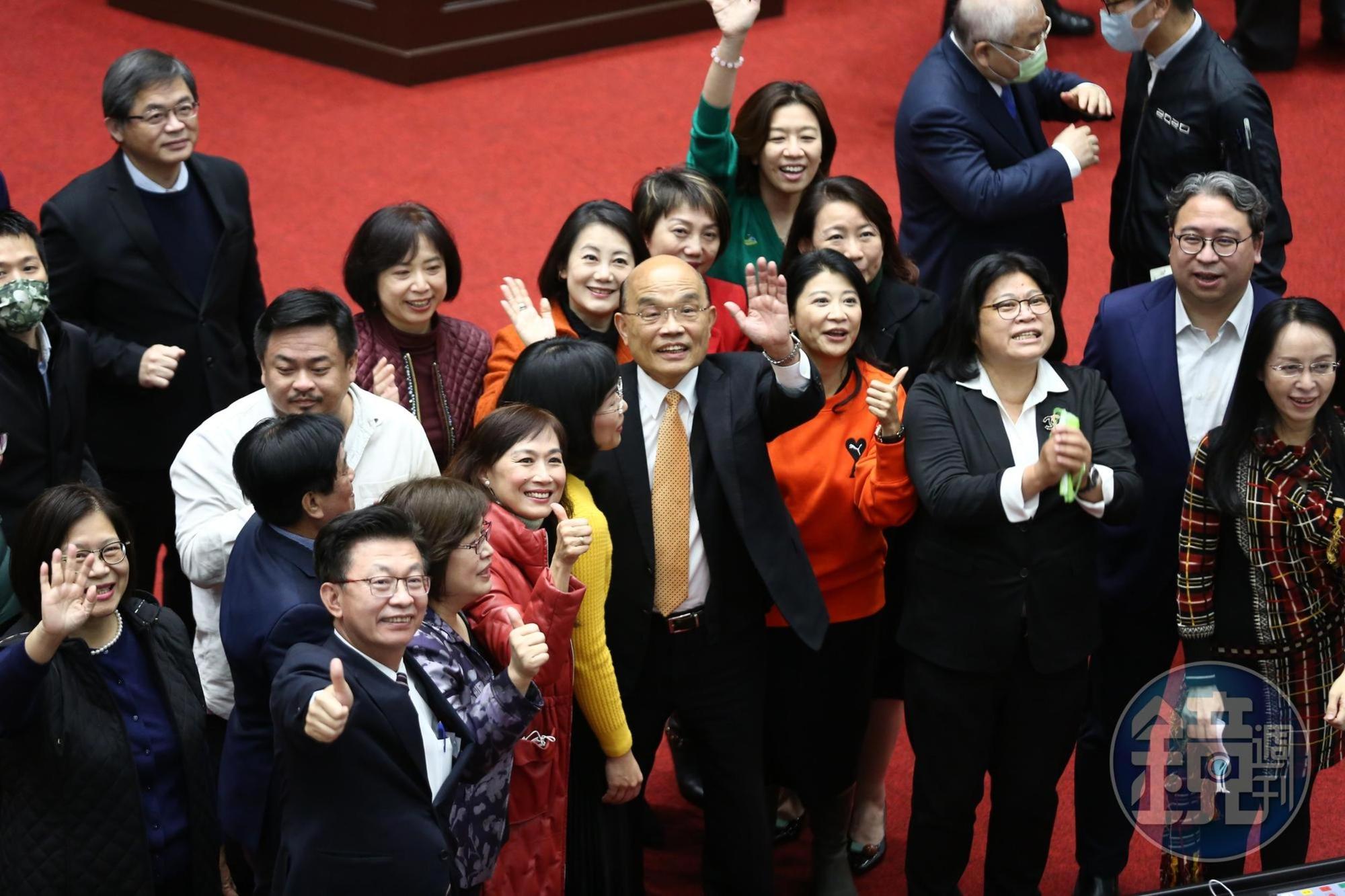 行政院長蘇貞昌今前往立法院致意後，就驅車總統府請辭閣揆。