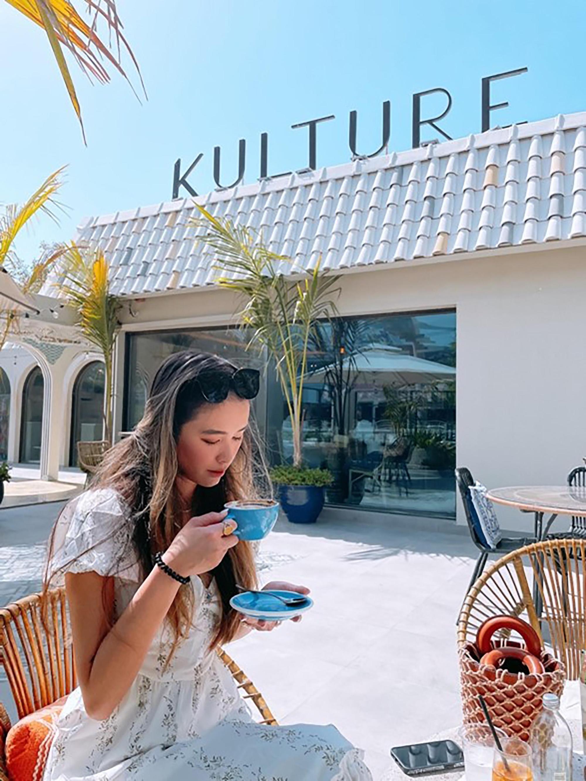 阿聯酋航空台灣空服員Anya推薦旅客至Kulture House Dubai享用下午茶,留下漂亮的紀念照。(阿聯酋航空提供)