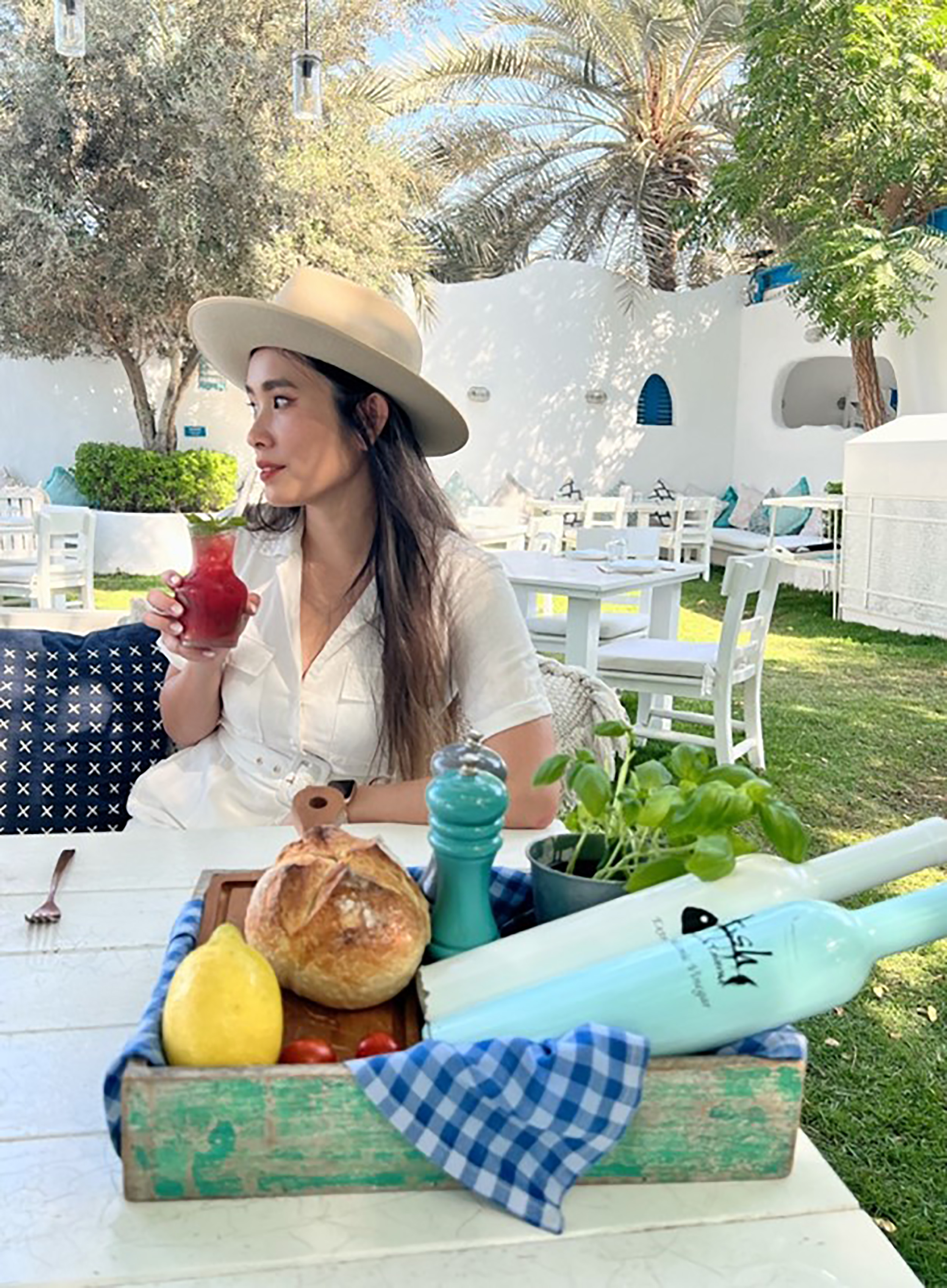 阿聯酋航空台灣空服員Anya推薦旅客至鮮魚海灘小館（Fish Beach Taverna）用餐，純白的建築及鵝卵石鋪成的小路，讓旅客彷彿一秒置身希臘。（阿聯酋航空提供）