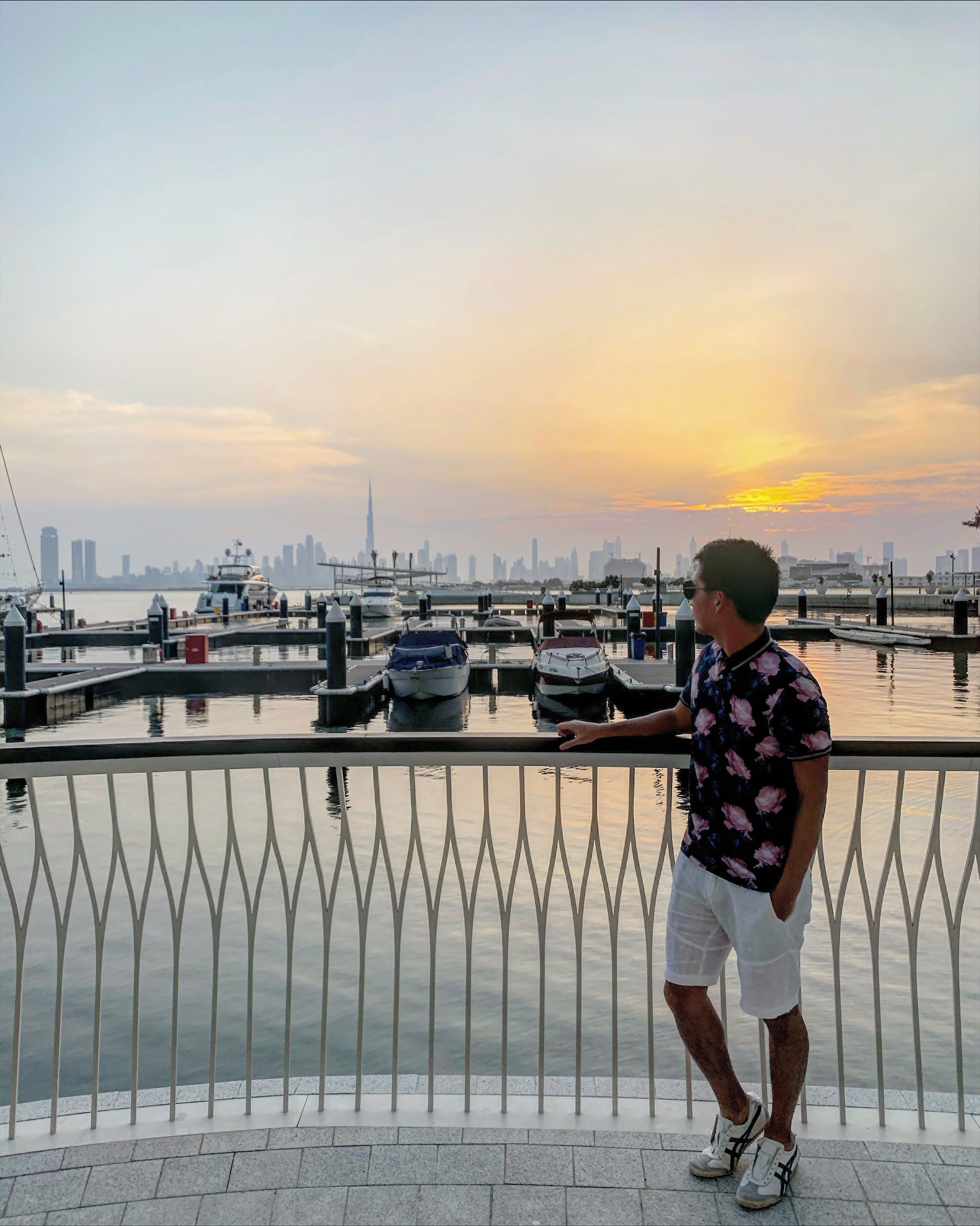 阿聯酋航空台灣空服員Ethan推薦旅客至杜拜灣碼頭（Dubai Creek Harbour）漫步，可拍下完全不需要使用濾鏡的唯美天色與碼頭景致。（阿聯酋航空提供）