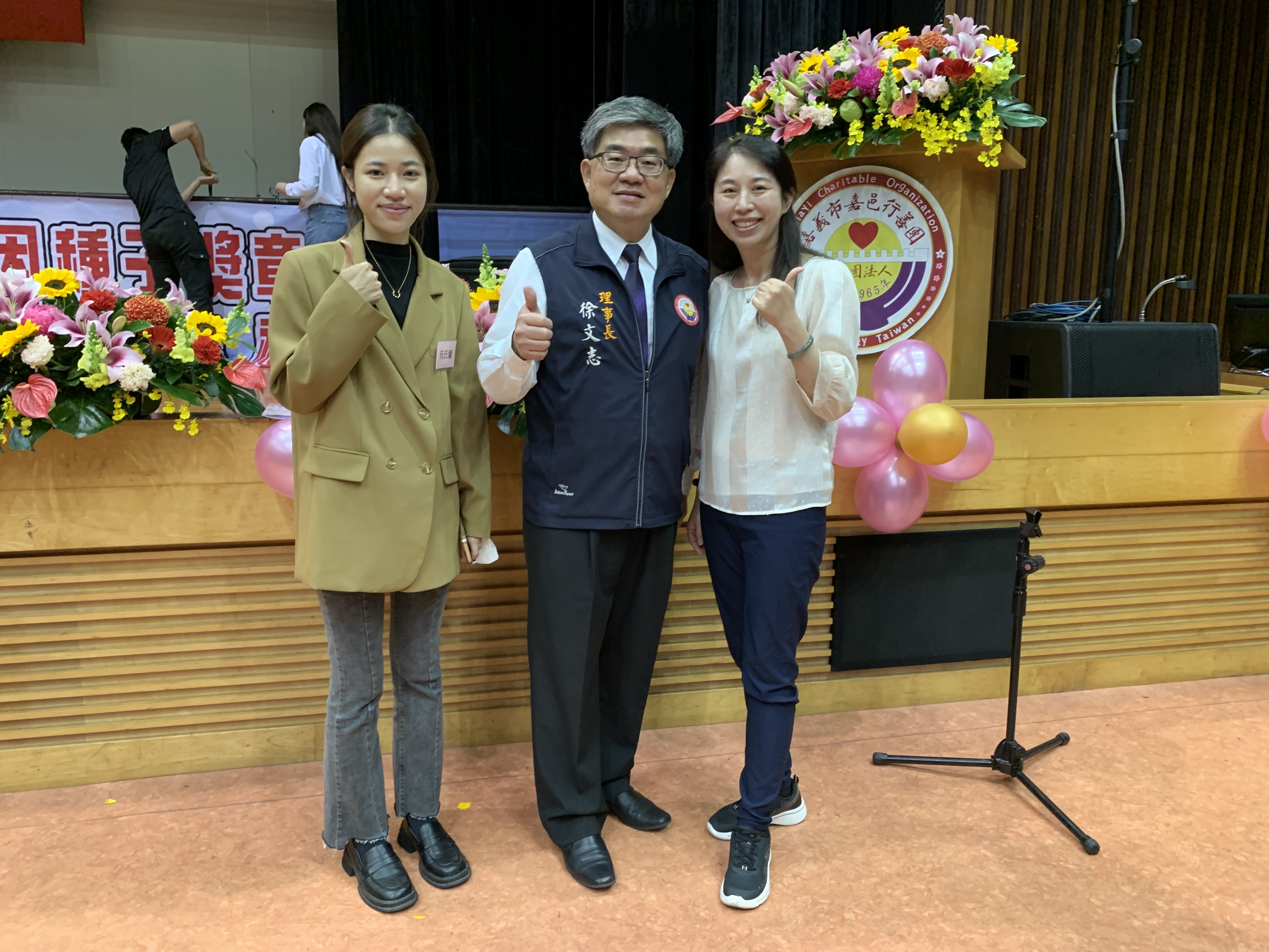 嘉邑行善團徐文志理事長及移民署嘉義市服務站代表與阮氏蘭合照。（移民署提供）