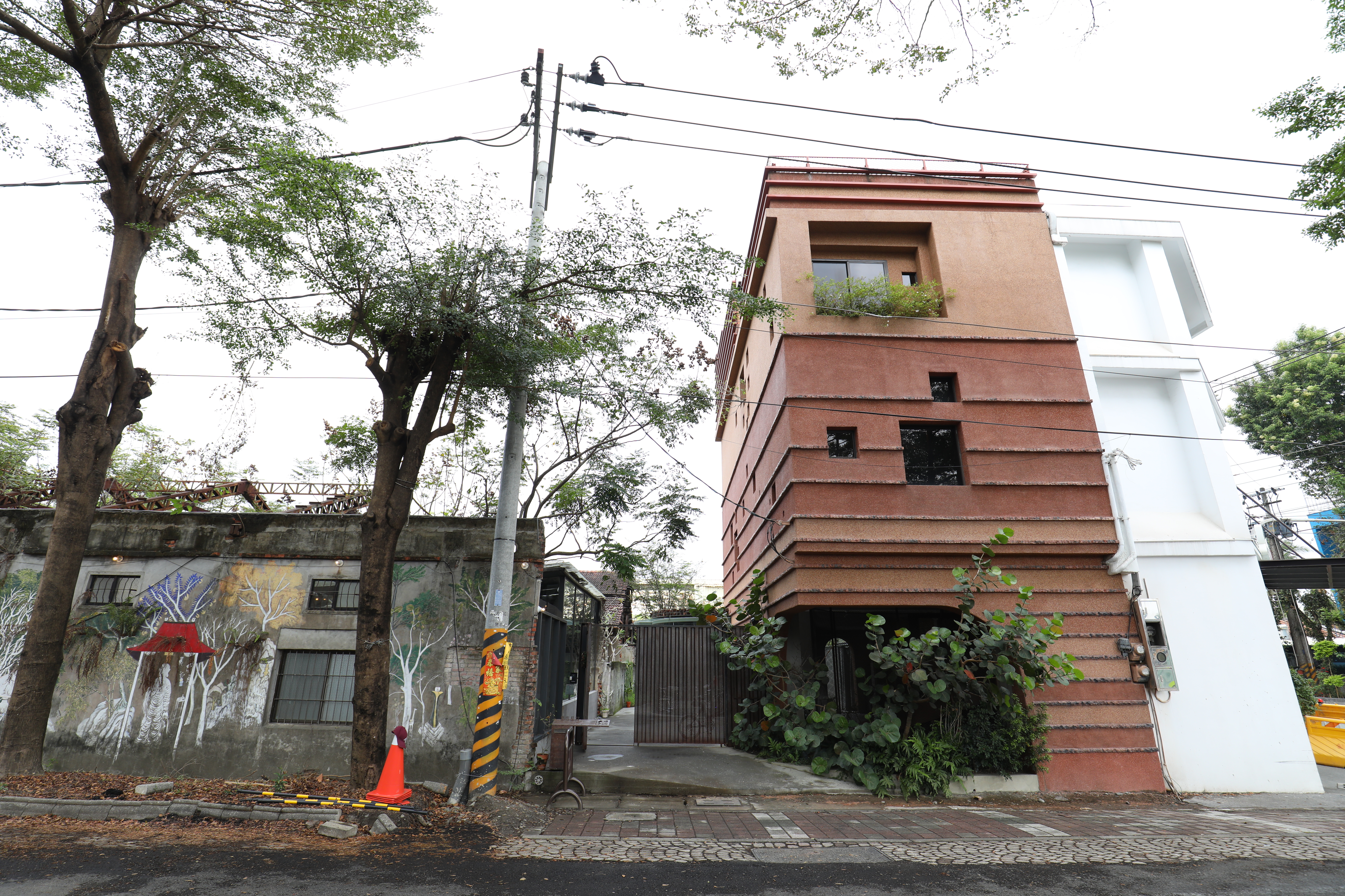 「德旅店」所在的老屋建於1949年，曾經是糧食局辦事處，也是德興碾米廠創辦人張德財的起家厝。
