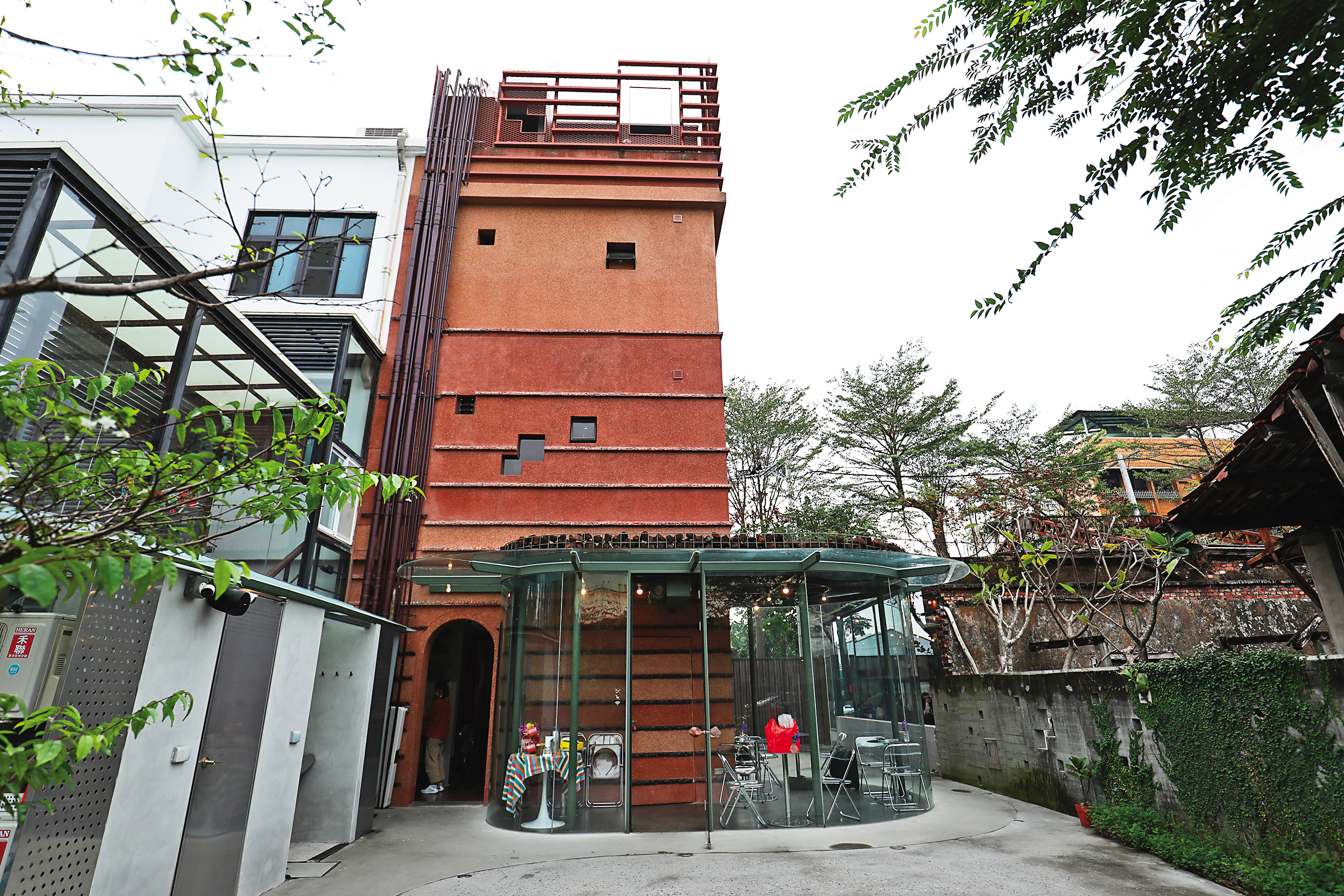 老屋改建後多了吃早餐的玻璃屋,頂上是可以遮陽降溫的火山石。