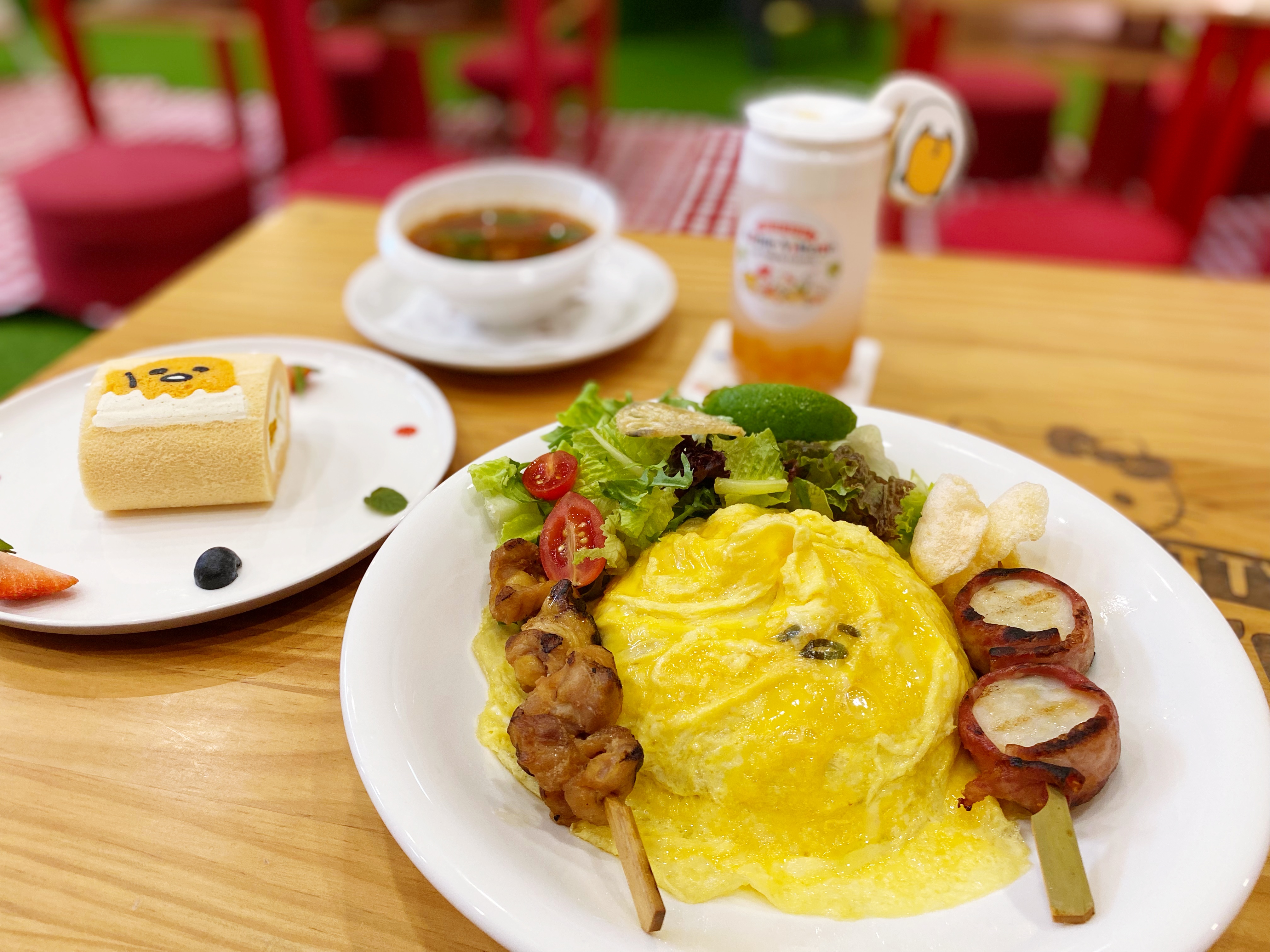 「蛋黃哥10週年特輯套餐」包含主餐、甜點、飲品及湯品。（680元／份）
