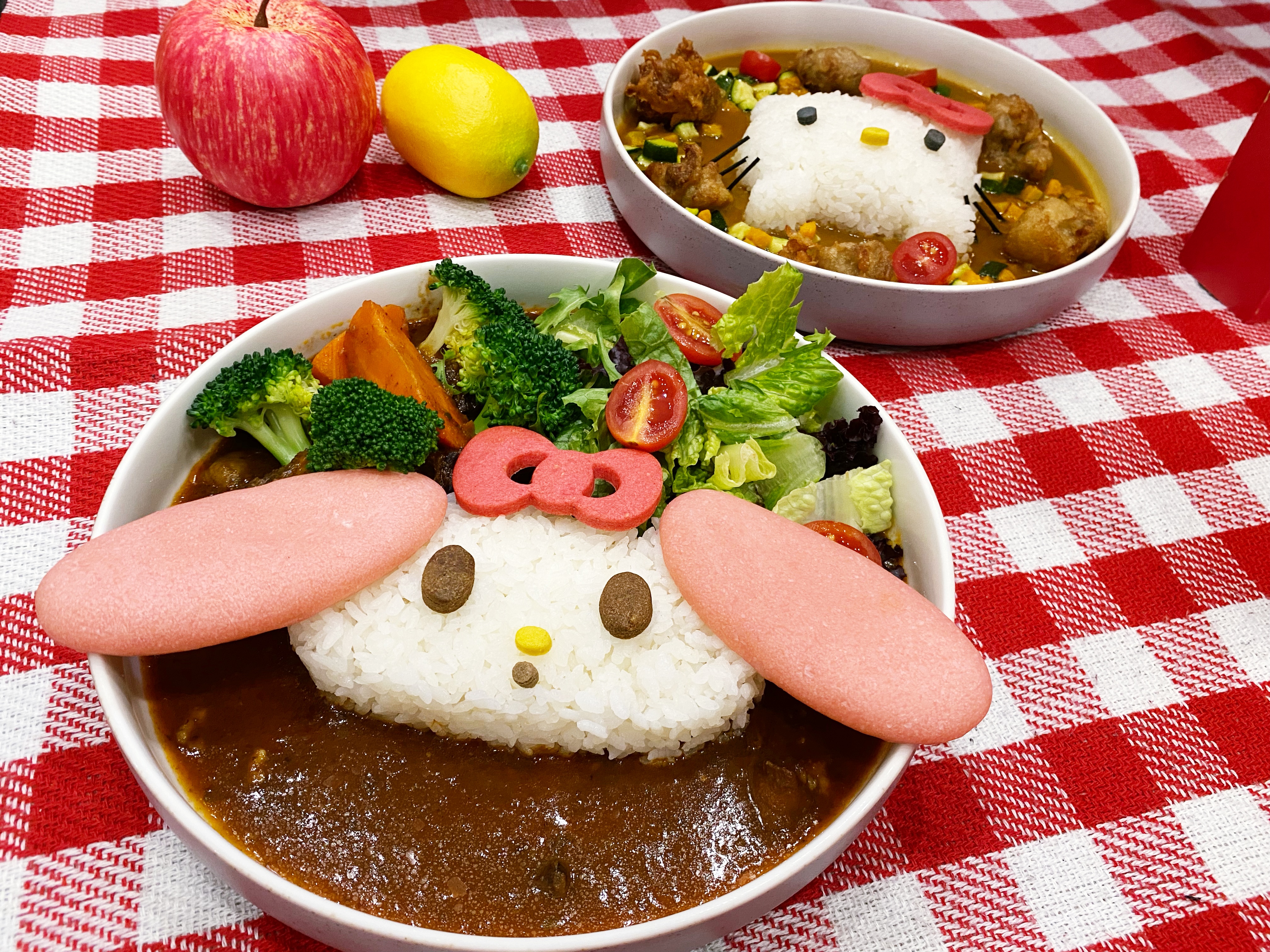 以粉色餅乾打造耳朵造型的「美樂蒂番茄燉牛肉森林飯」以及「Hello Kitty南瓜咖哩炸雞飯」為全天候供應主餐。（皆360元／份）