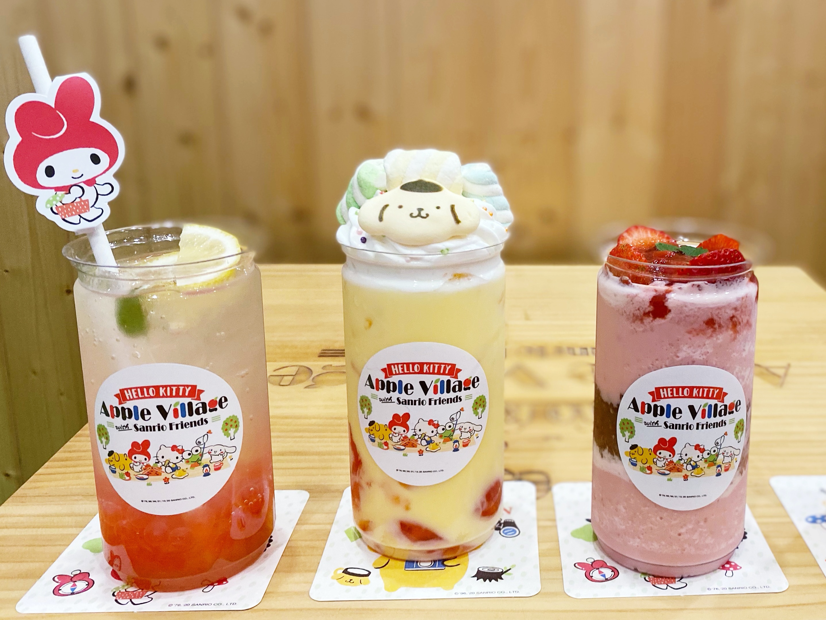 繽紛夢幻的華麗特調，美樂蒂造型「蜜桃水晶氣泡飲」、布丁奶茶為基底鋪上滿滿棉花糖的「布丁狗聖誕杯」以及口感層次豐富的「草莓銀耳雪泥冰」。（由左至右，160元、180元、180元／杯）