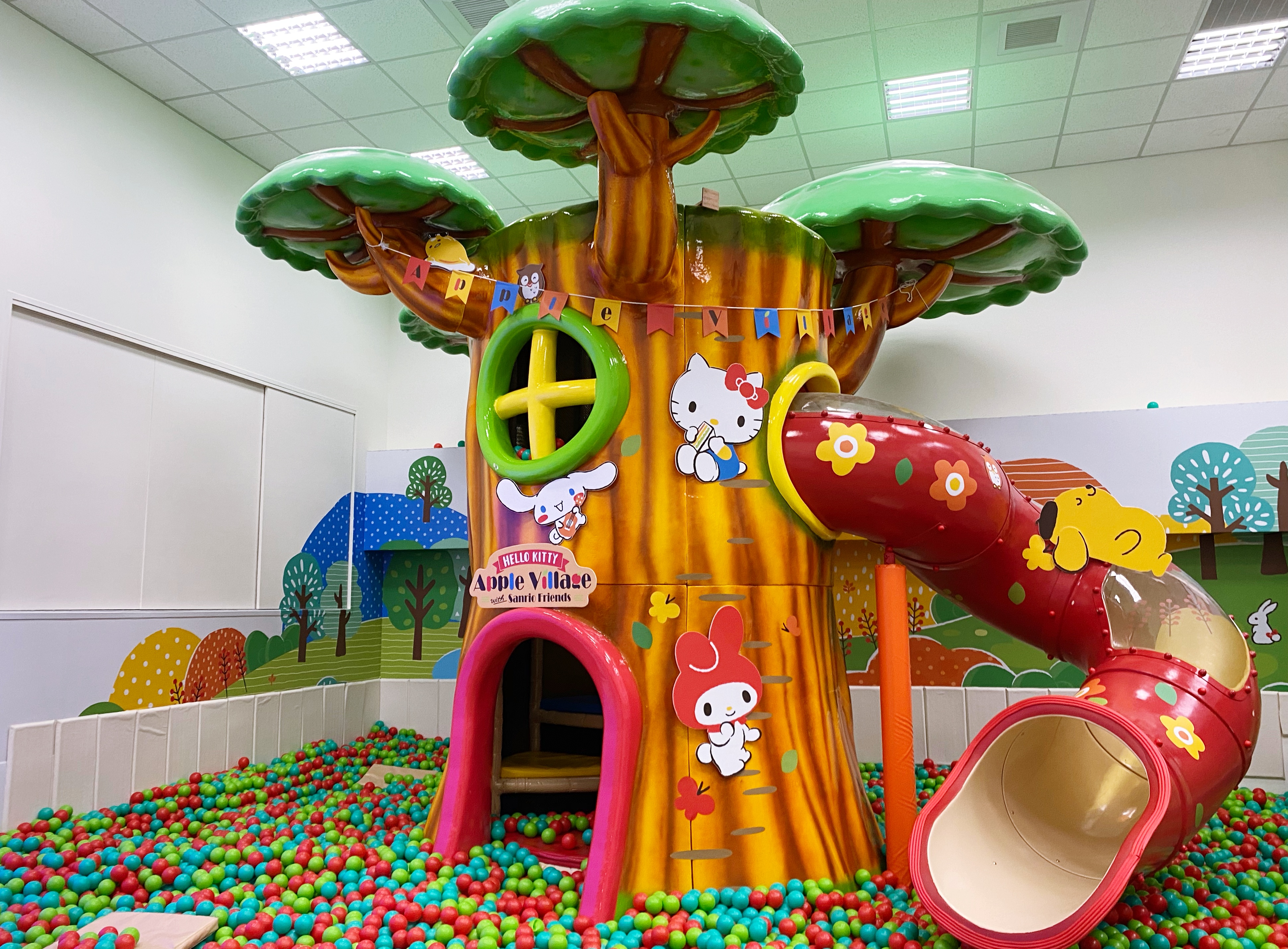 館內提供多項遊樂設施，三麗鷗夢想蘋果樹球池讓親子可以盡情同樂。