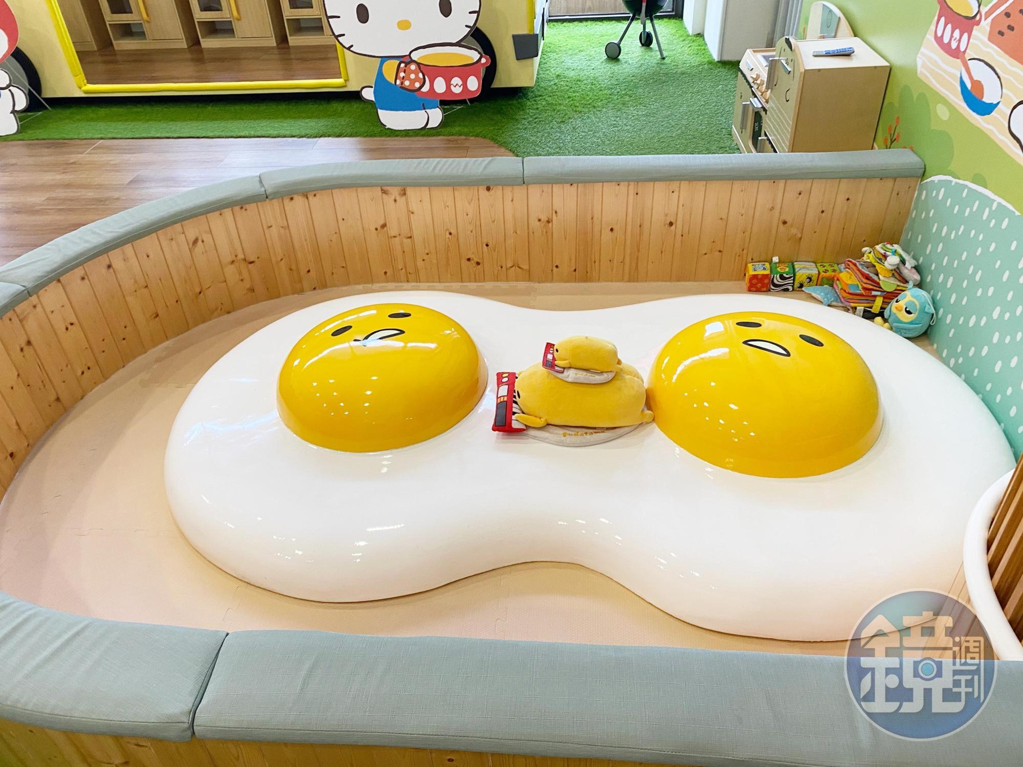 蛋黃哥太陽蛋浴池特別為1歲以下幼童設計安全爬行區。