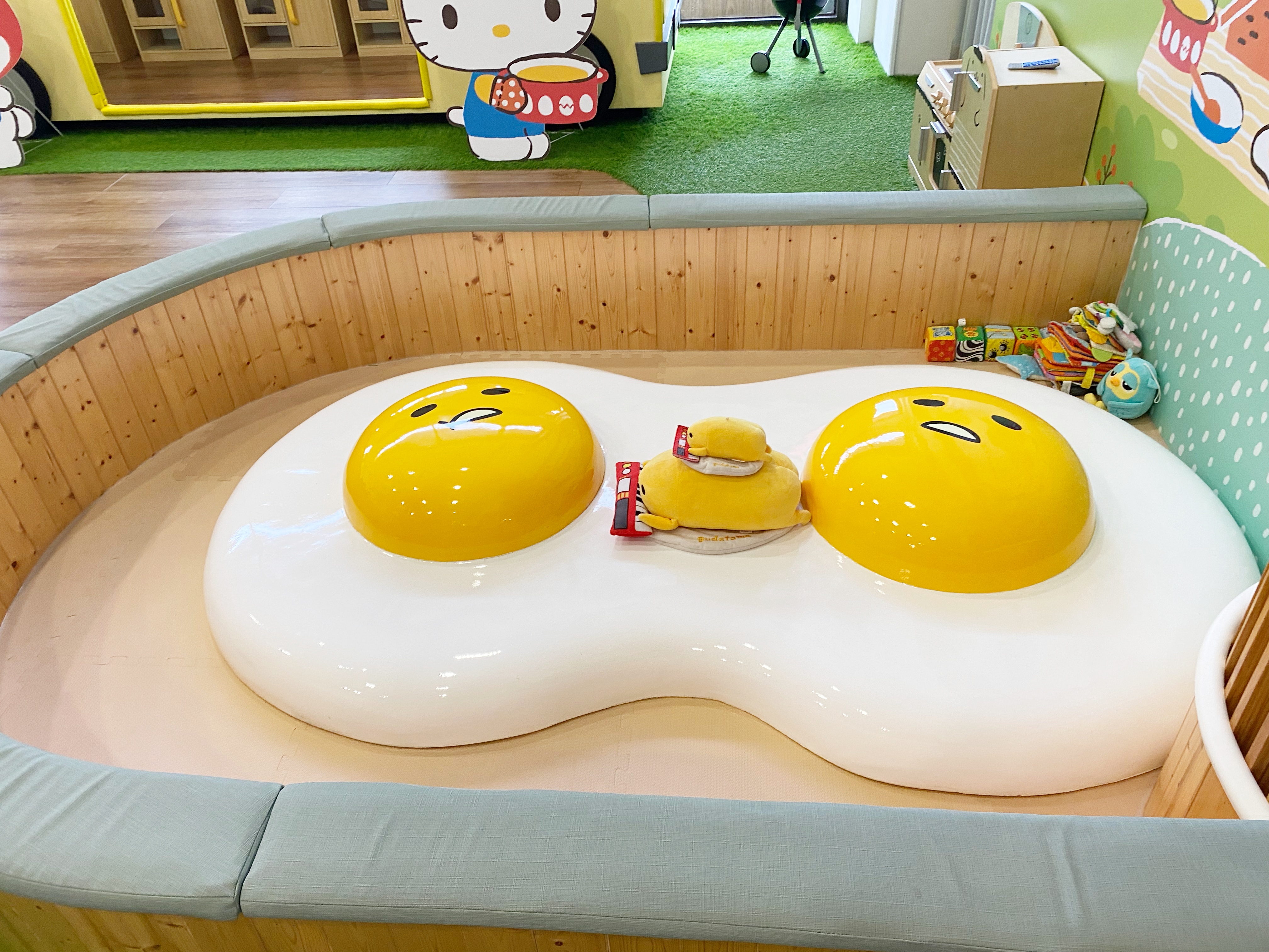 蛋黃哥太陽蛋浴池特別為1歲以下幼童設計安全爬行區。