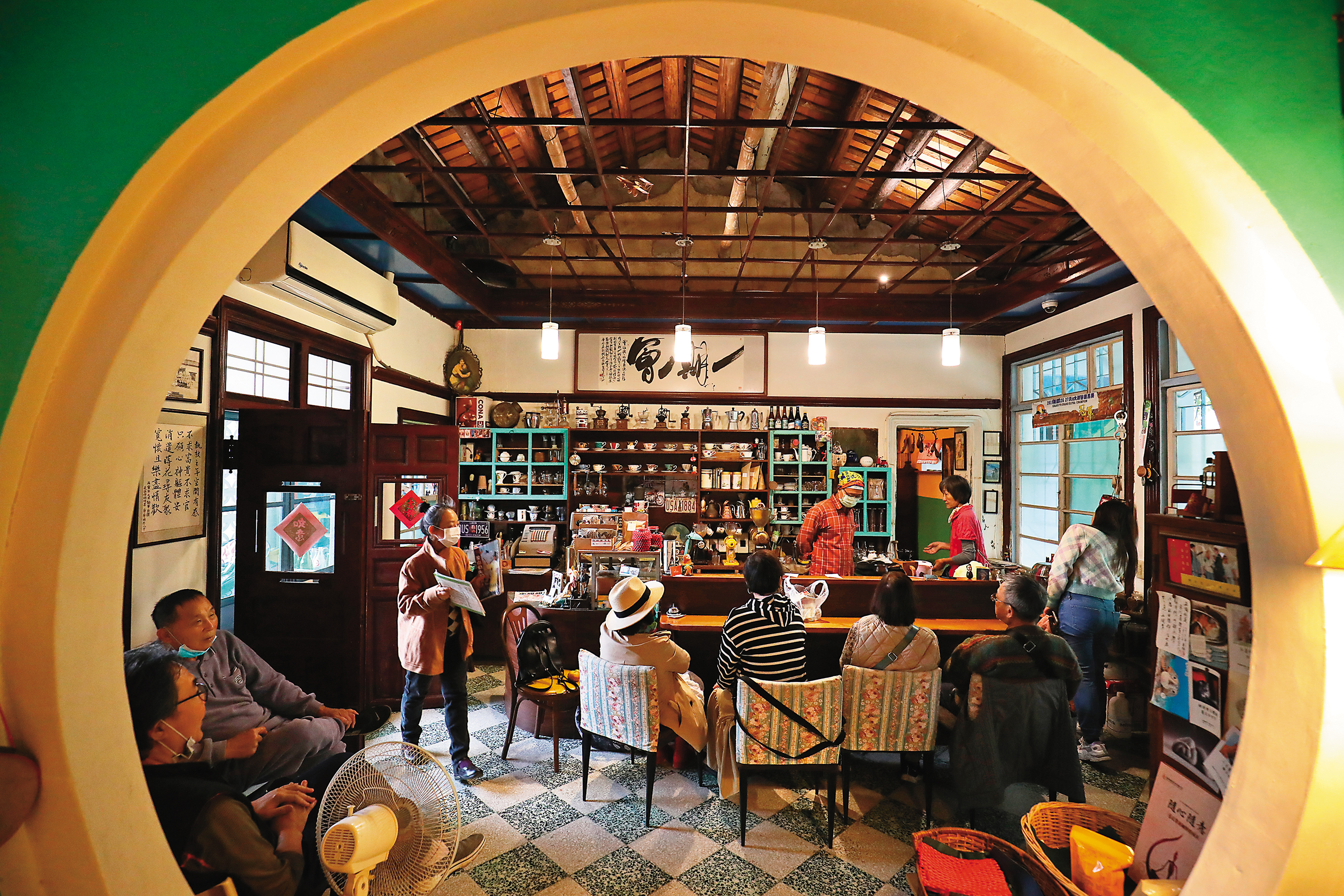 「豐明園」初建於昭和初年，民國52年改建，建築混合各種年代形貌，包括這個圓拱門，都是原始設計，當年應該相當時髦。