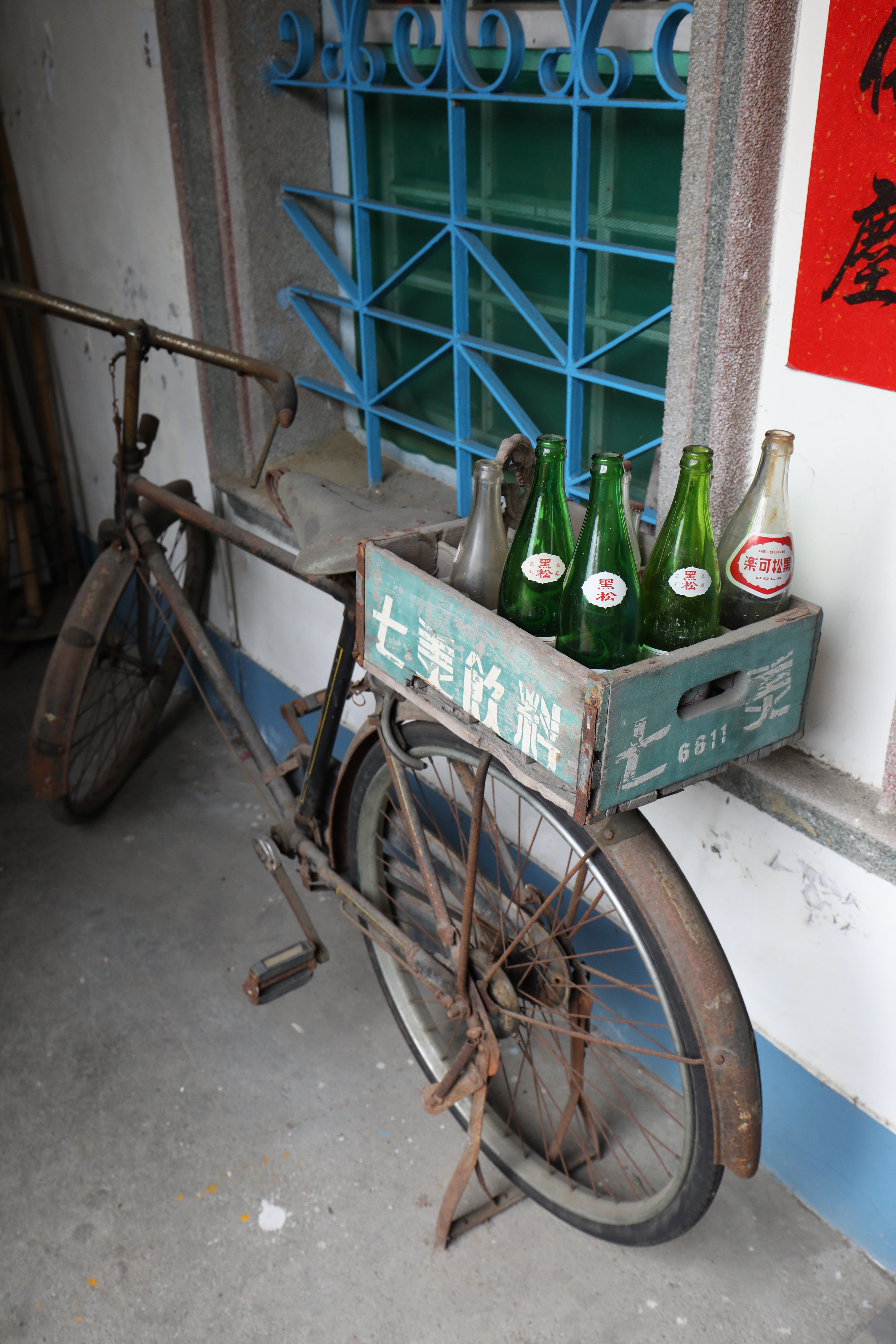 載著汽水瓶的老自行車。
