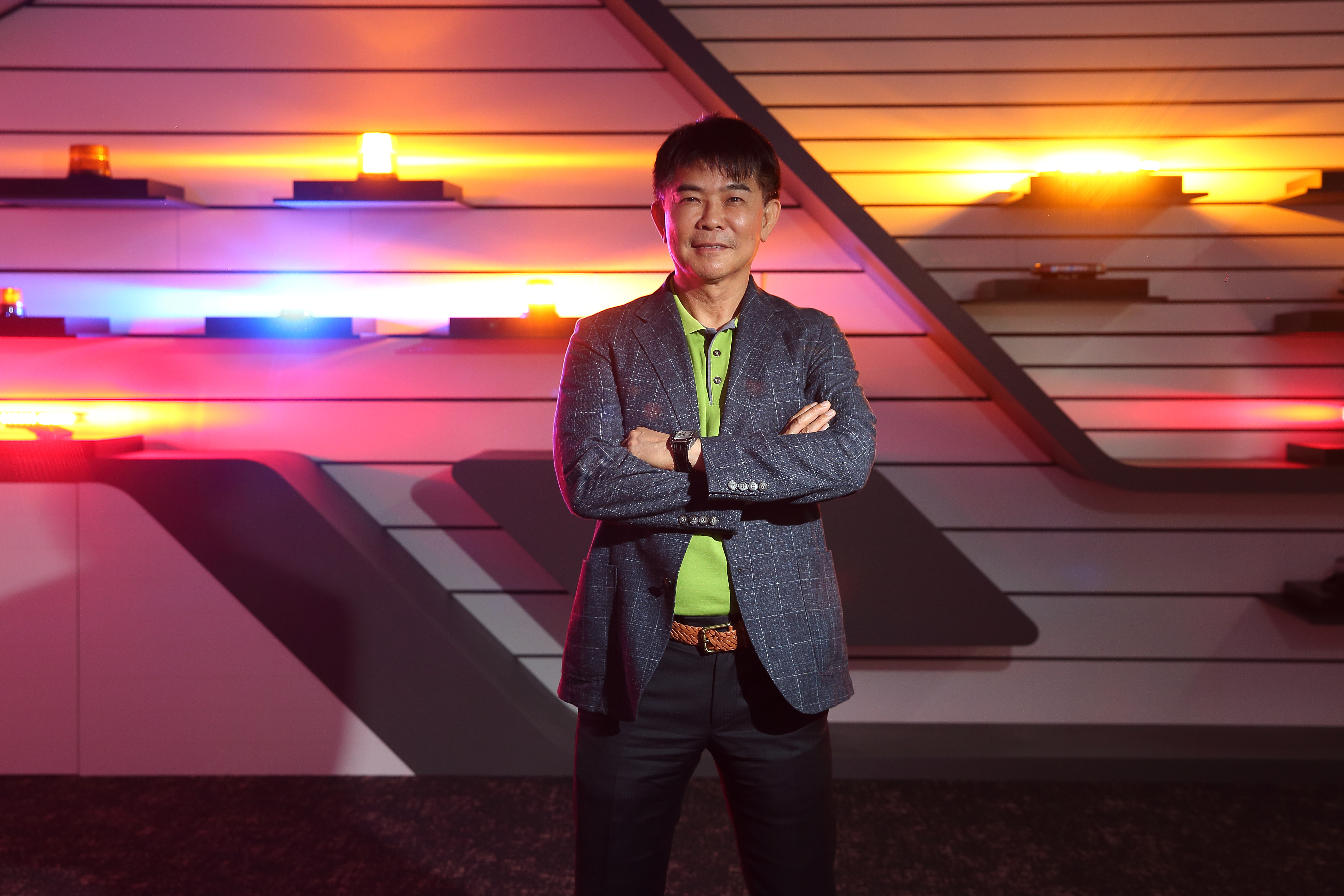 陳正忠33年前創立巨輪興業，設計製造警示燈，從內銷起家，後切入歐美外銷市場，尤其擅長高功率LED警示燈，年營收達10億元。