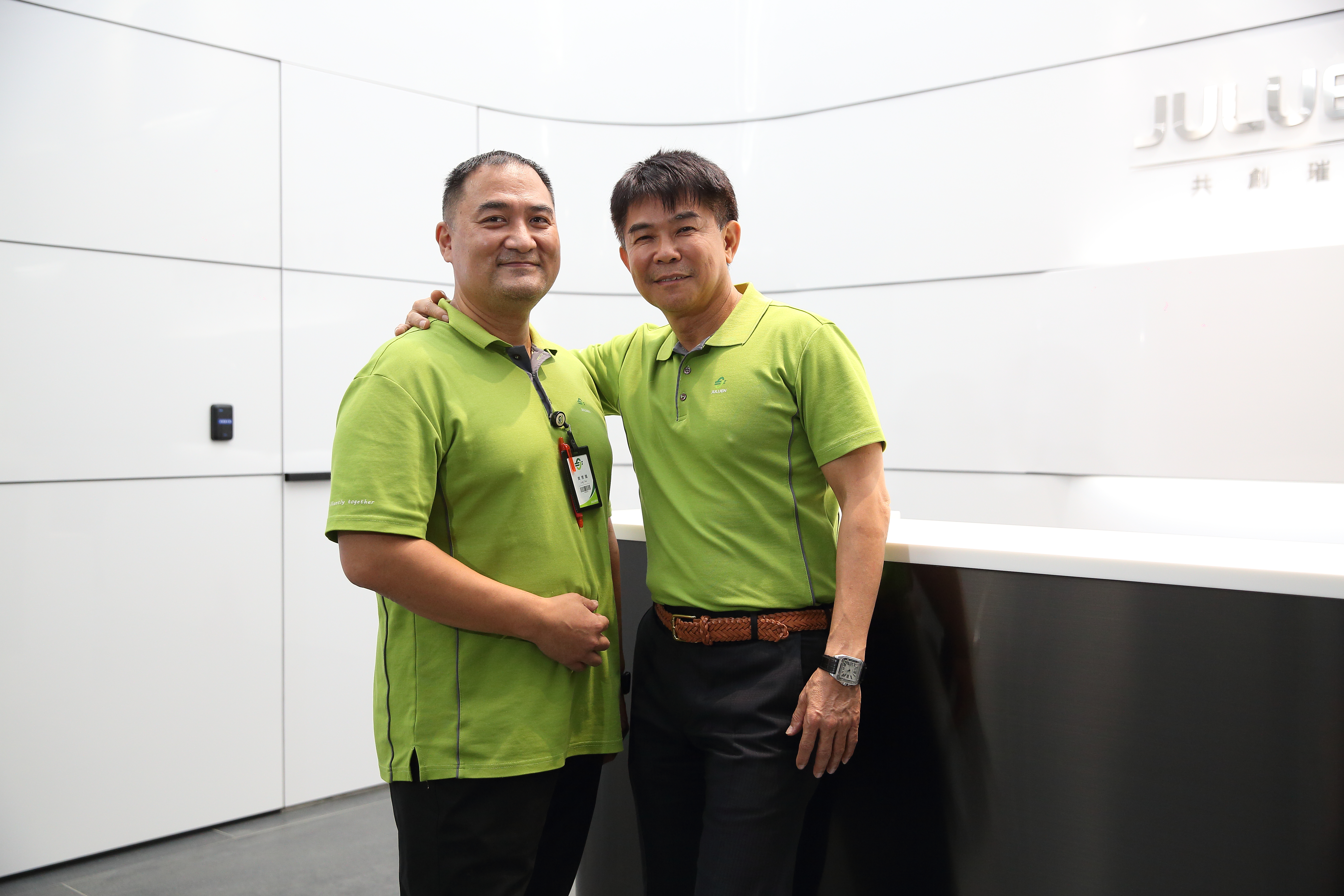 資深員工周恩龍（左）18歲離開孤兒院後就跟著陳正忠（右）打拚，吃住都在公司，他有能力買房時，陳正忠還幫忙殺價，情誼動人。