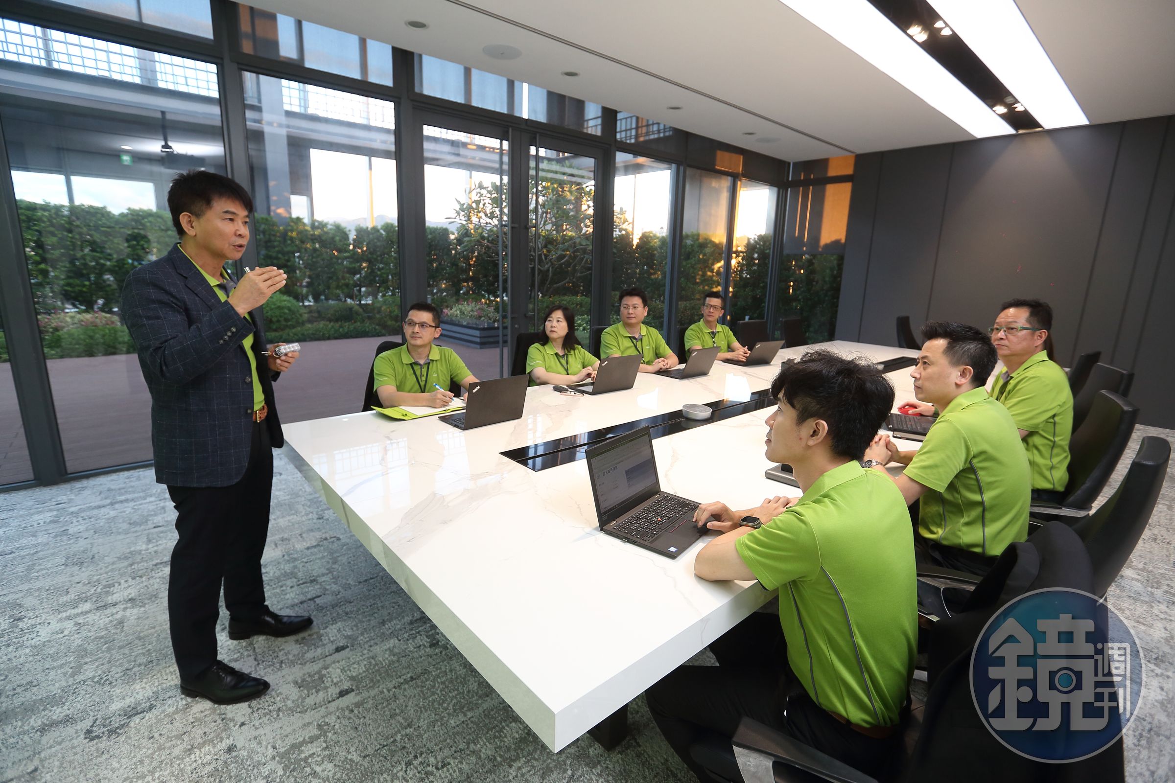 正忠（右）喜歡直接與員工面對面溝通，他非常強調創新設計，許多研發幹部會議他都親自主持。