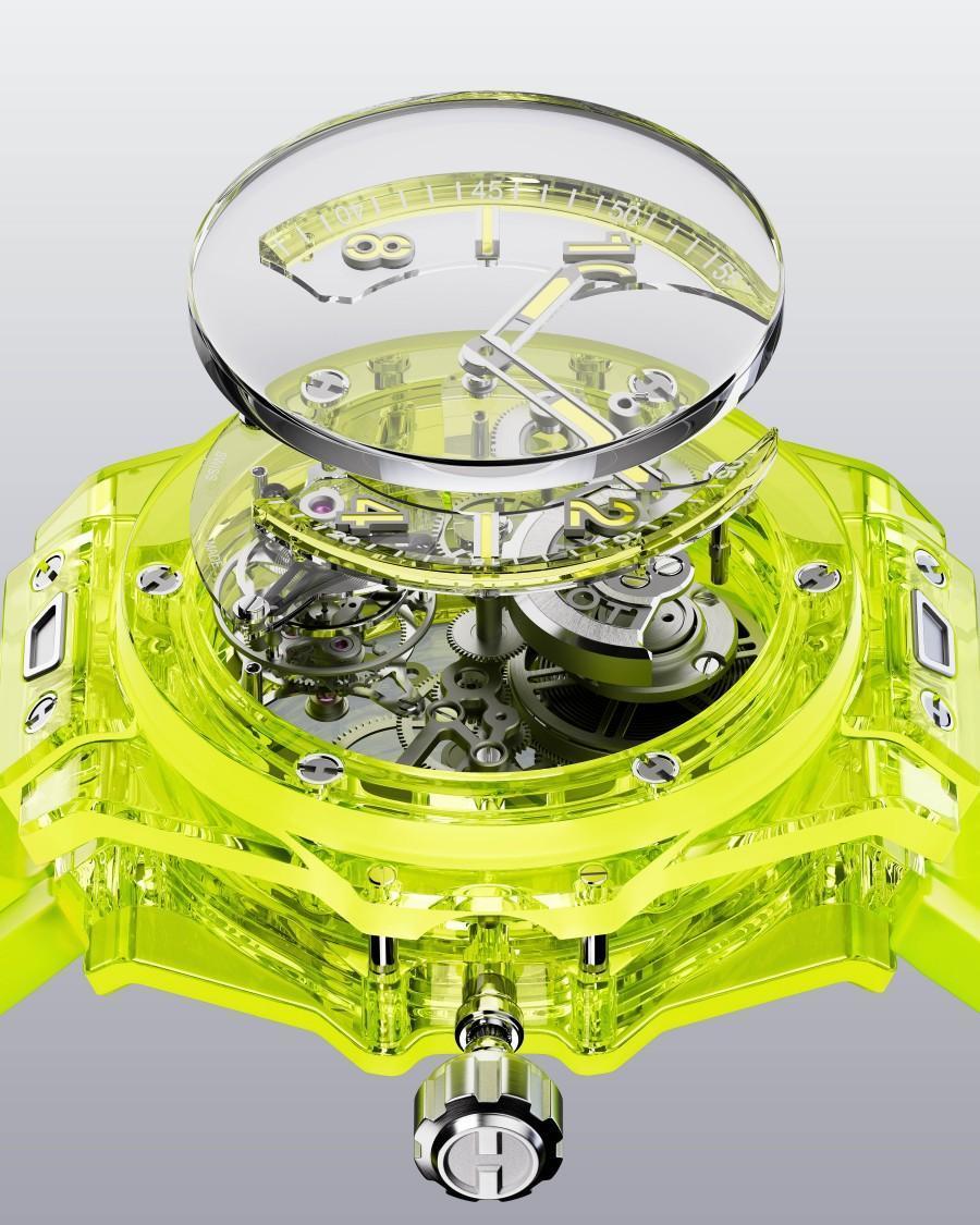 HUBLOT宇舶Big Bang Tourbillon「螢光黃」SAXEM錶款，除了錶款材質本身非常前衛，其搭載的HUB6035機芯，也擁有錶壇自動上鏈陀飛輪機芯之中，少見的「微型自動盤」，而且陀飛輪裝置與微型自動盤上下對稱，鏤空機板再結合完全透明的藍寶石水晶橋板，讓整款手錶由裡到外處處透明。
