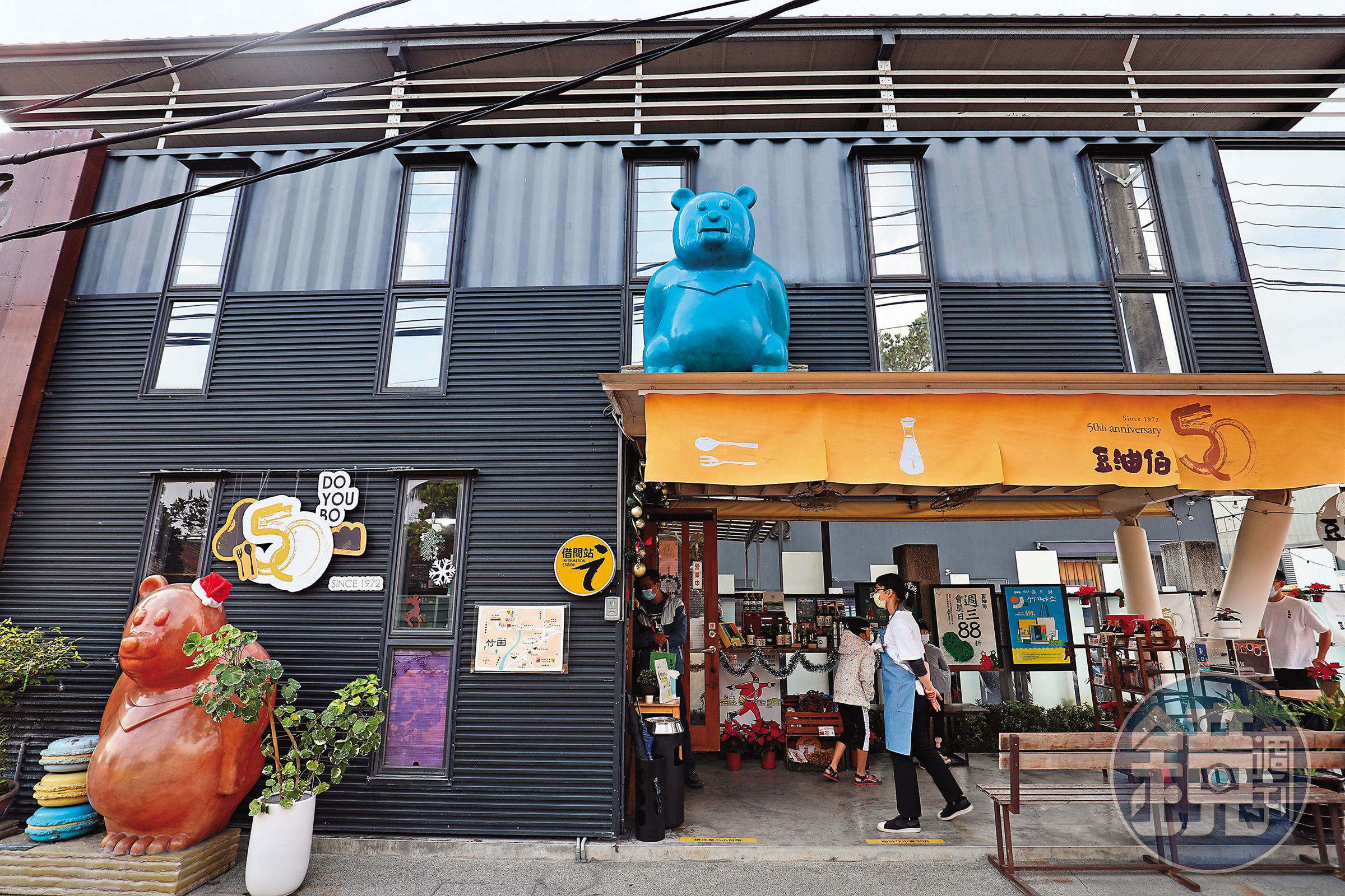 「豆油伯屏東竹田專賣店」的貨櫃屋外觀非常搶眼,大老遠就看得到。