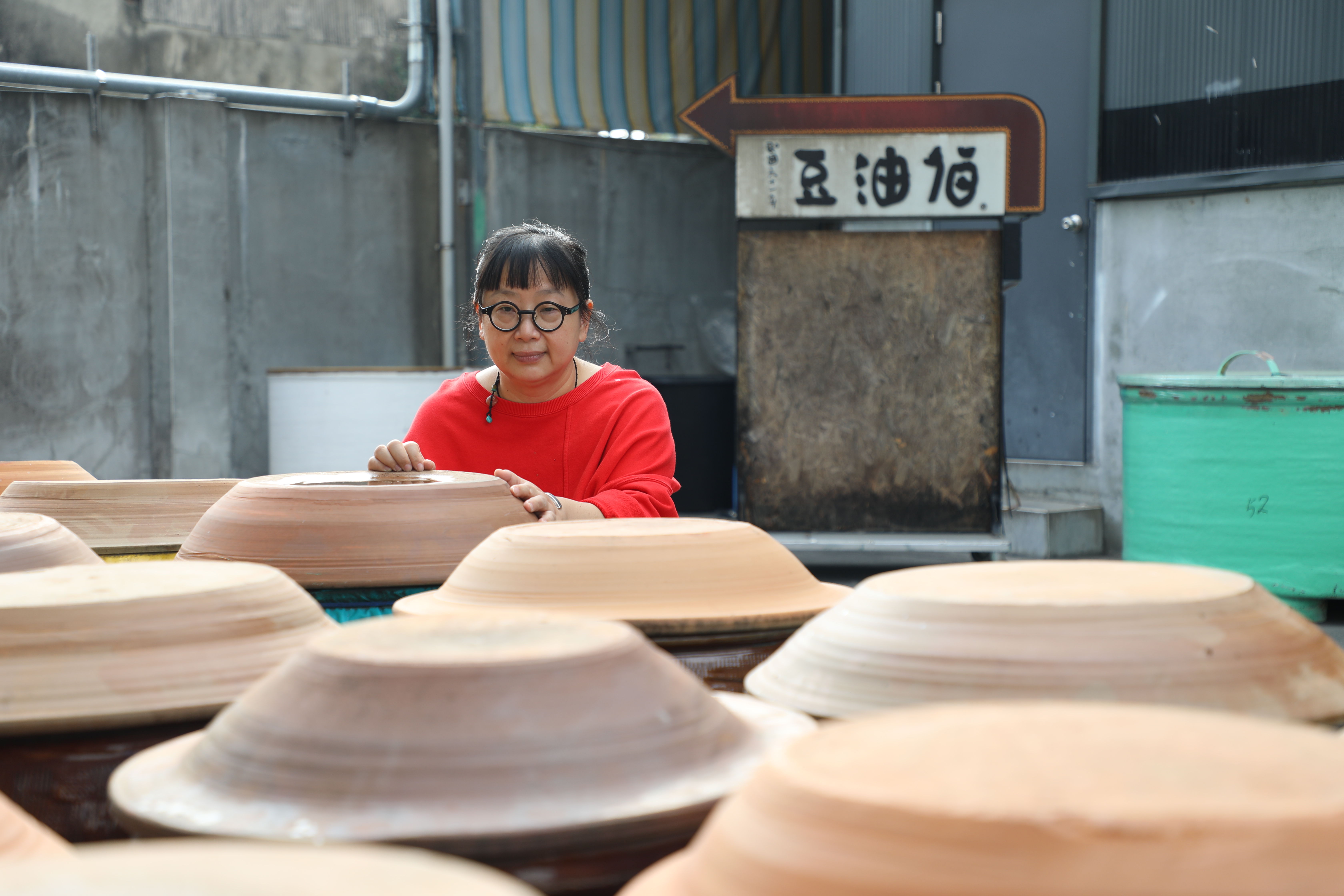 身為竹田女兒，對家鄉瞭若指掌的李明芳（Lulu），名義上是「豆油伯」行銷總監，骨子裡卻是客庄與屏東飲食文化推廣大使。