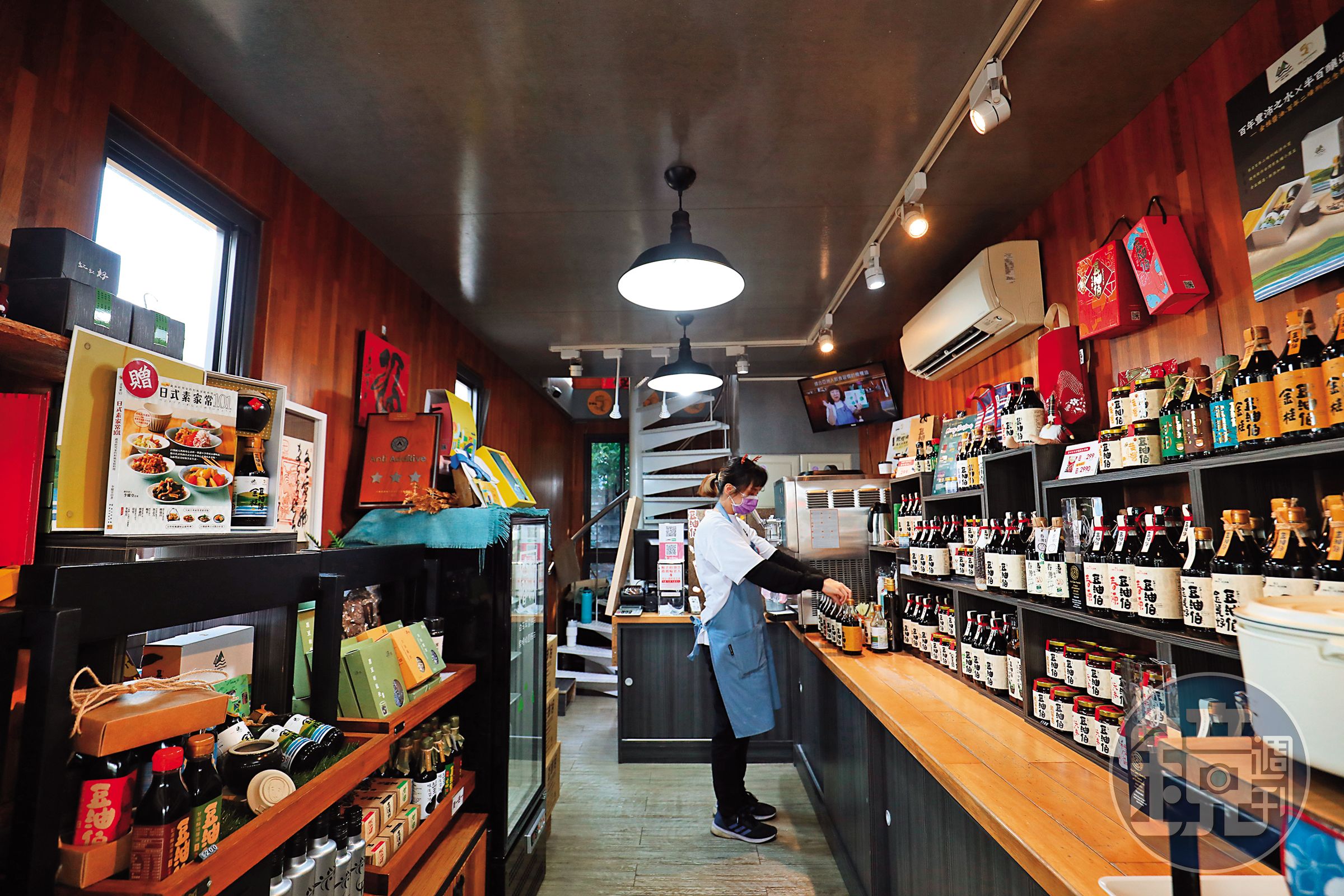 貨櫃屋裡展售豆油伯的最新產品,店員都非常親切。