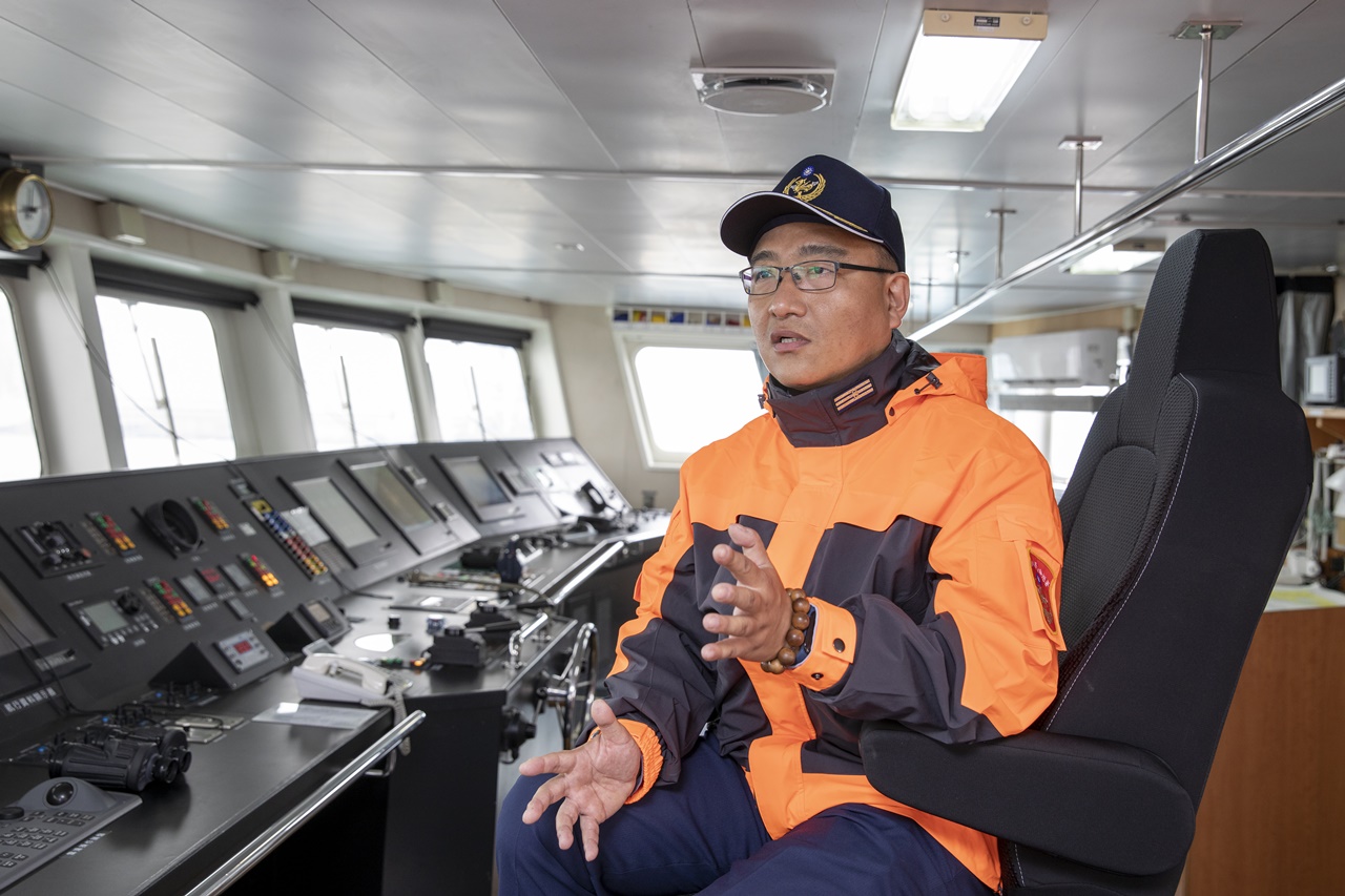 海巡署艦隊分署副隊長黃亮圍指出，鑒於年節民生物資需求增加，為杜絕走私等不法情事發生，於春節重點時期，持續於海上加強巡邏，維護海域秩序。