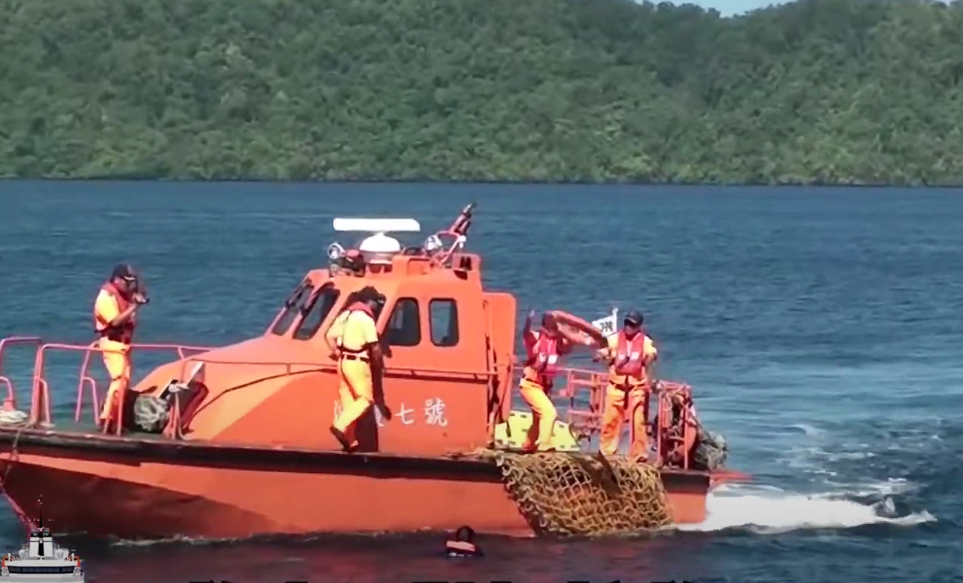 海巡艦艇執行公海護漁勤務時,曾遭遇各式突發救護狀況。圖為巡護七號小艇與帛琉海巡隊聯合操演海上救援任務。(翻攝海巡署艦隊分署Youtube)