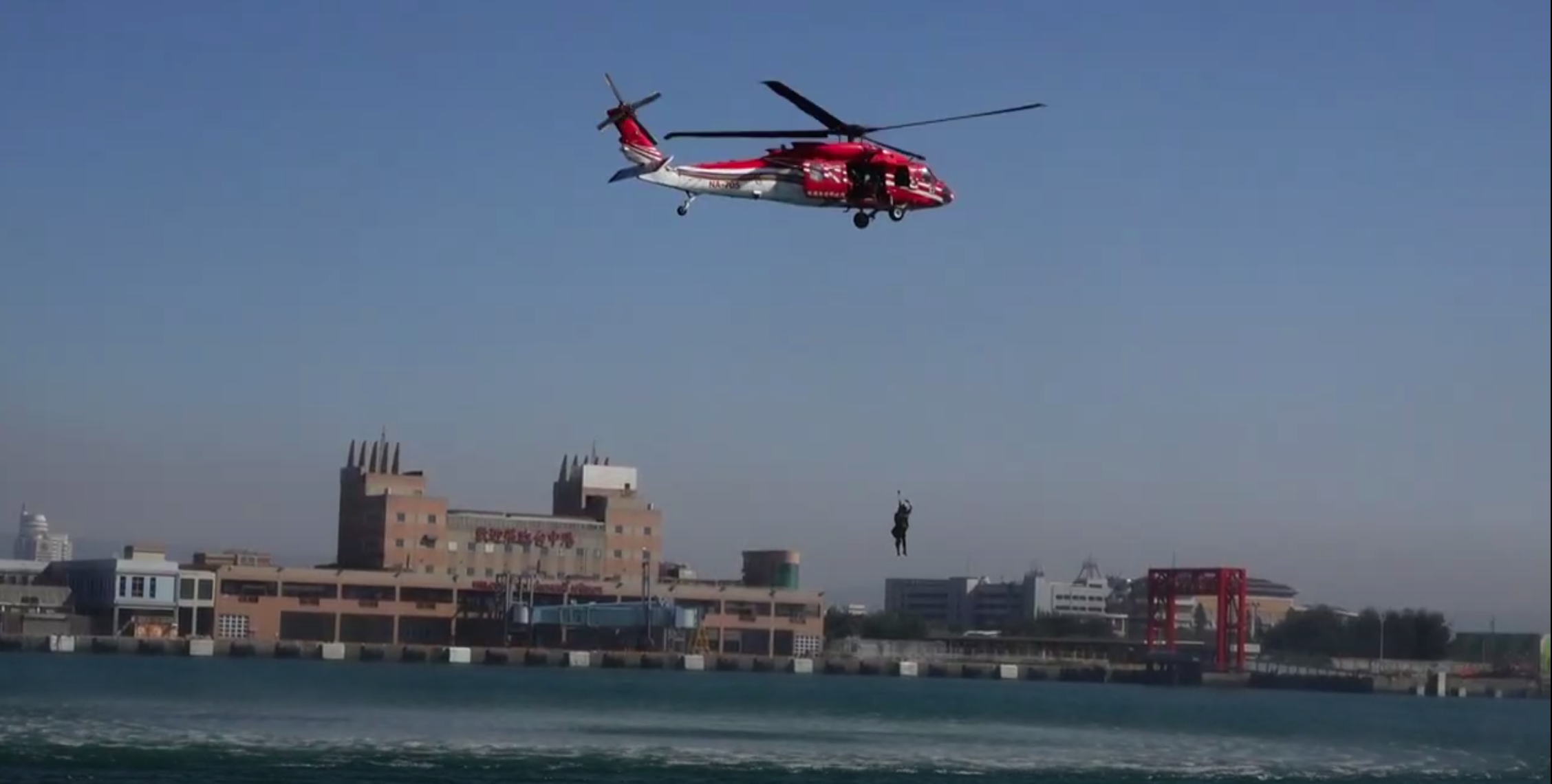 空勤總隊以吊掛方式將待救者帶離海面。