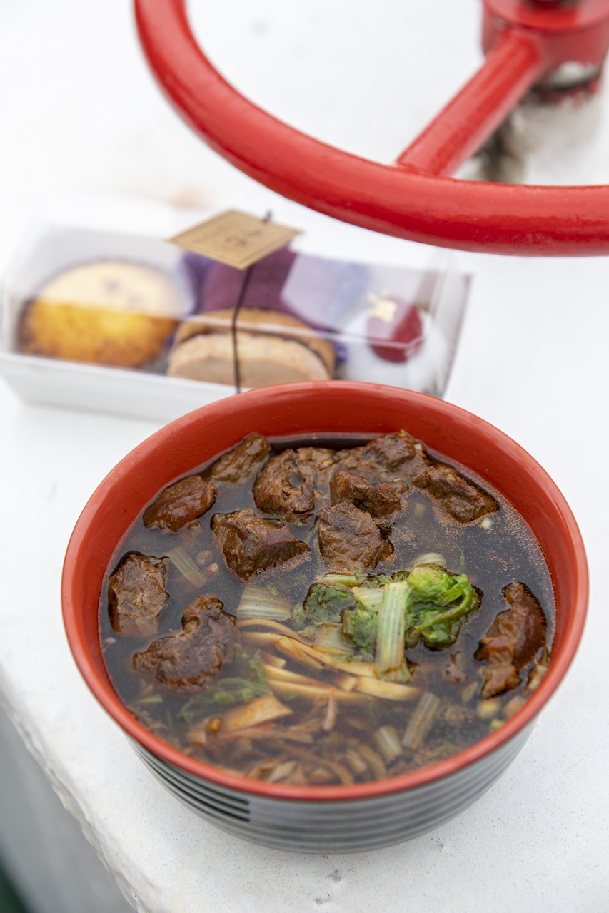 莊健宏用五星級飯店等級的牛肉麵和手作西點，溫暖大家的胃。