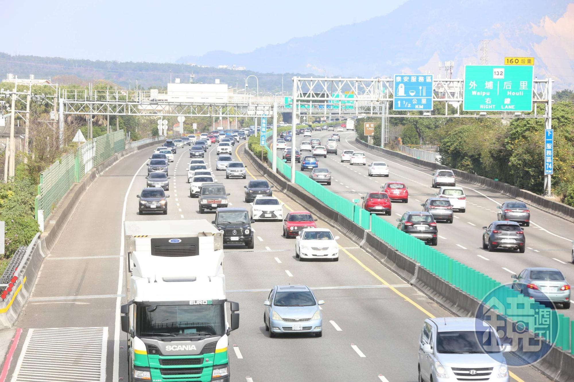 小年夜預料將湧現返鄉車潮,高公局列出今天5個重點壅塞路段,建議南向用路人儘量在下午時段出發。