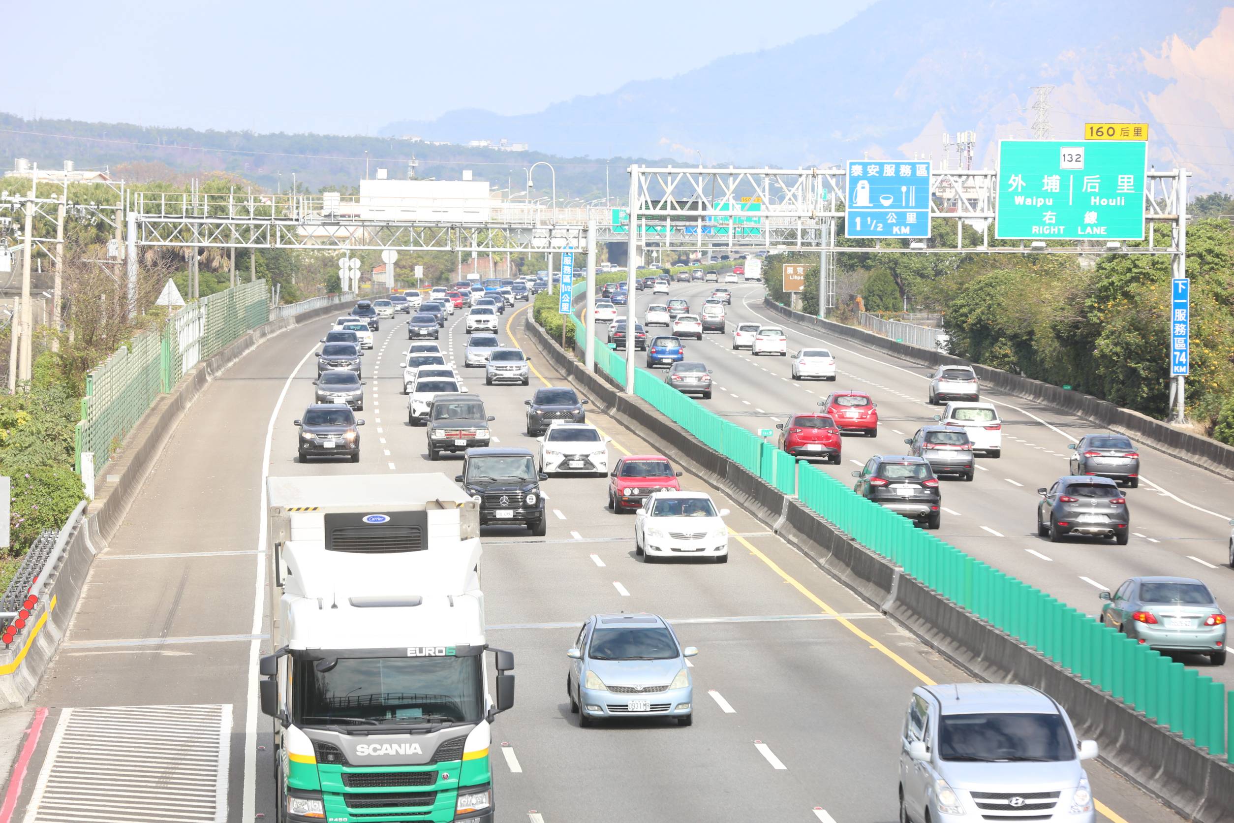 小年夜預料將湧現返鄉車潮，高公局列出今天5個重點壅塞路段，建議南向用路人儘量在下午時段出發。