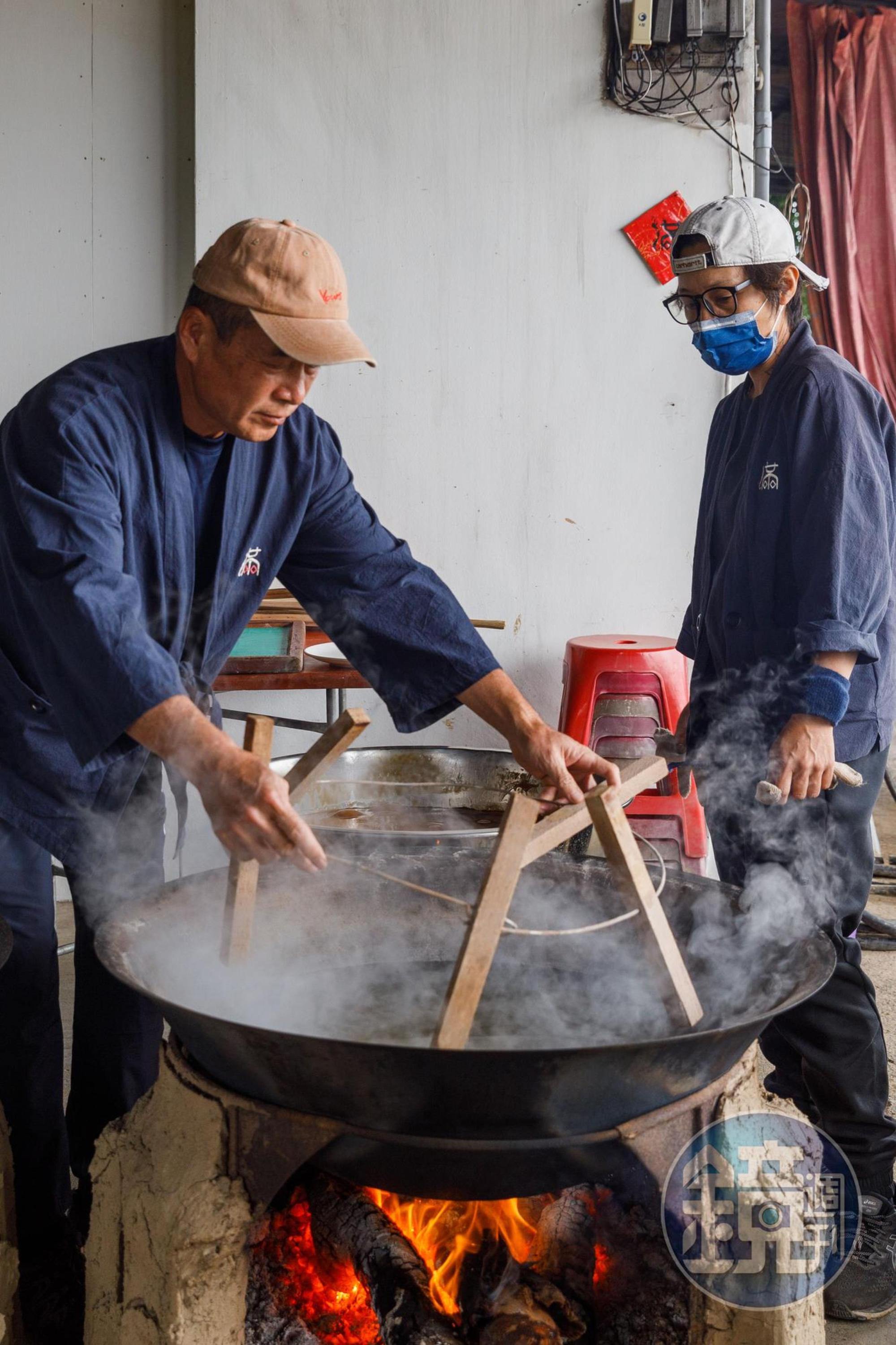 為了解決鍋子放不平的問題，師傅還手工DIY了這個木頭架子。