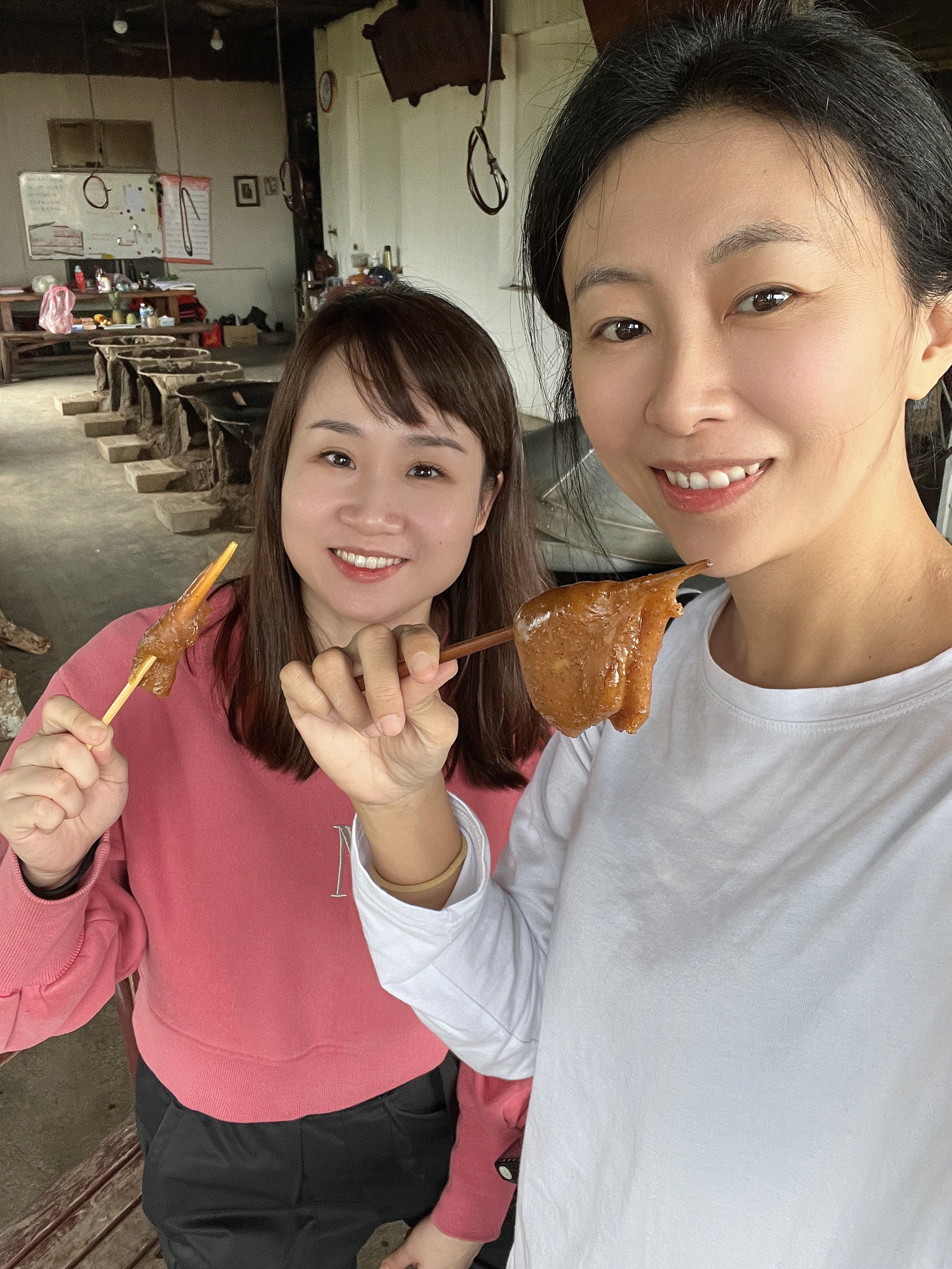 站在爐子旁邊就是可以搶先試吃，獲得有如雞腿般的年糕棒棒糖一支。