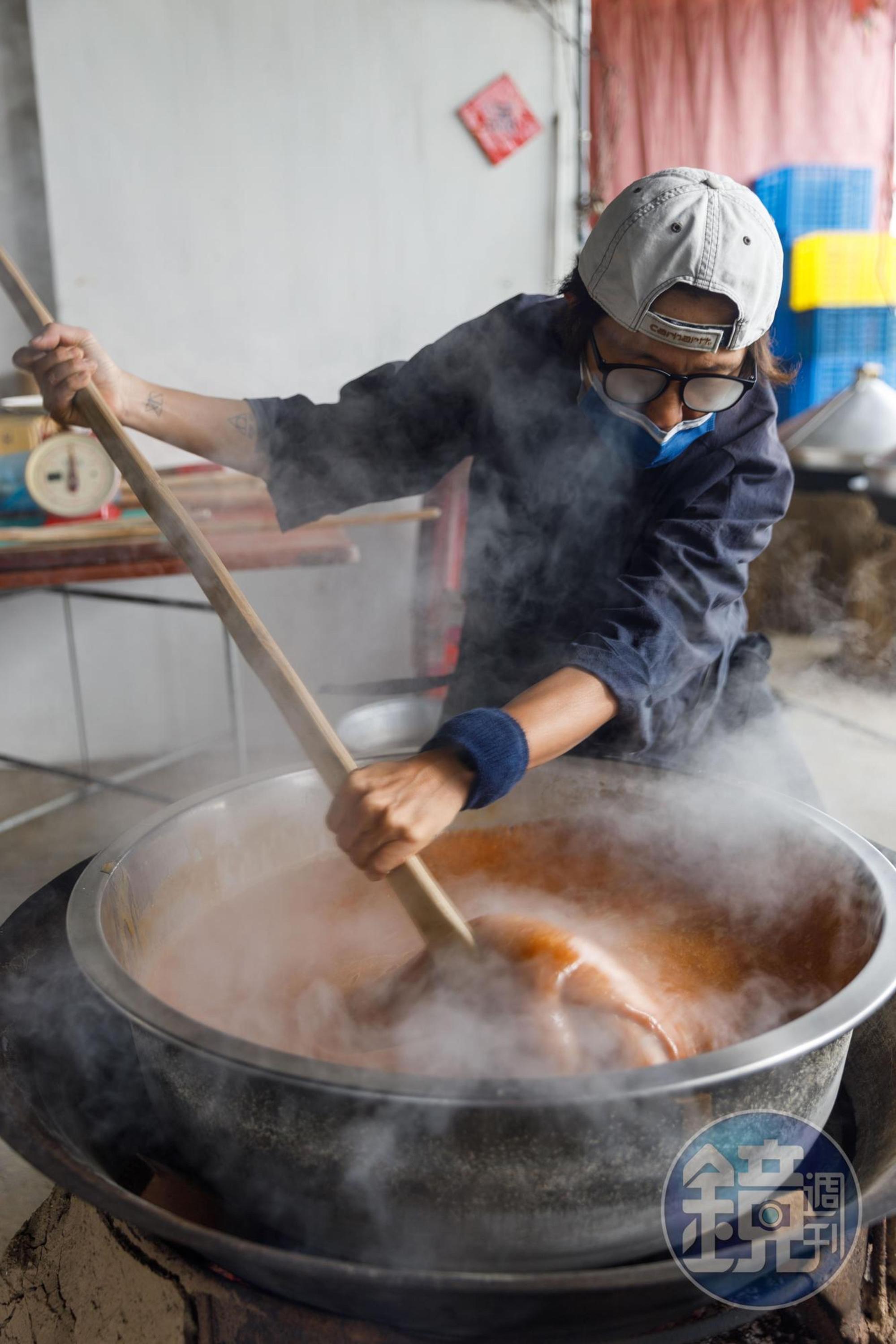 24小時中，年糕需要經過不斷的蒸煮、攪拌。