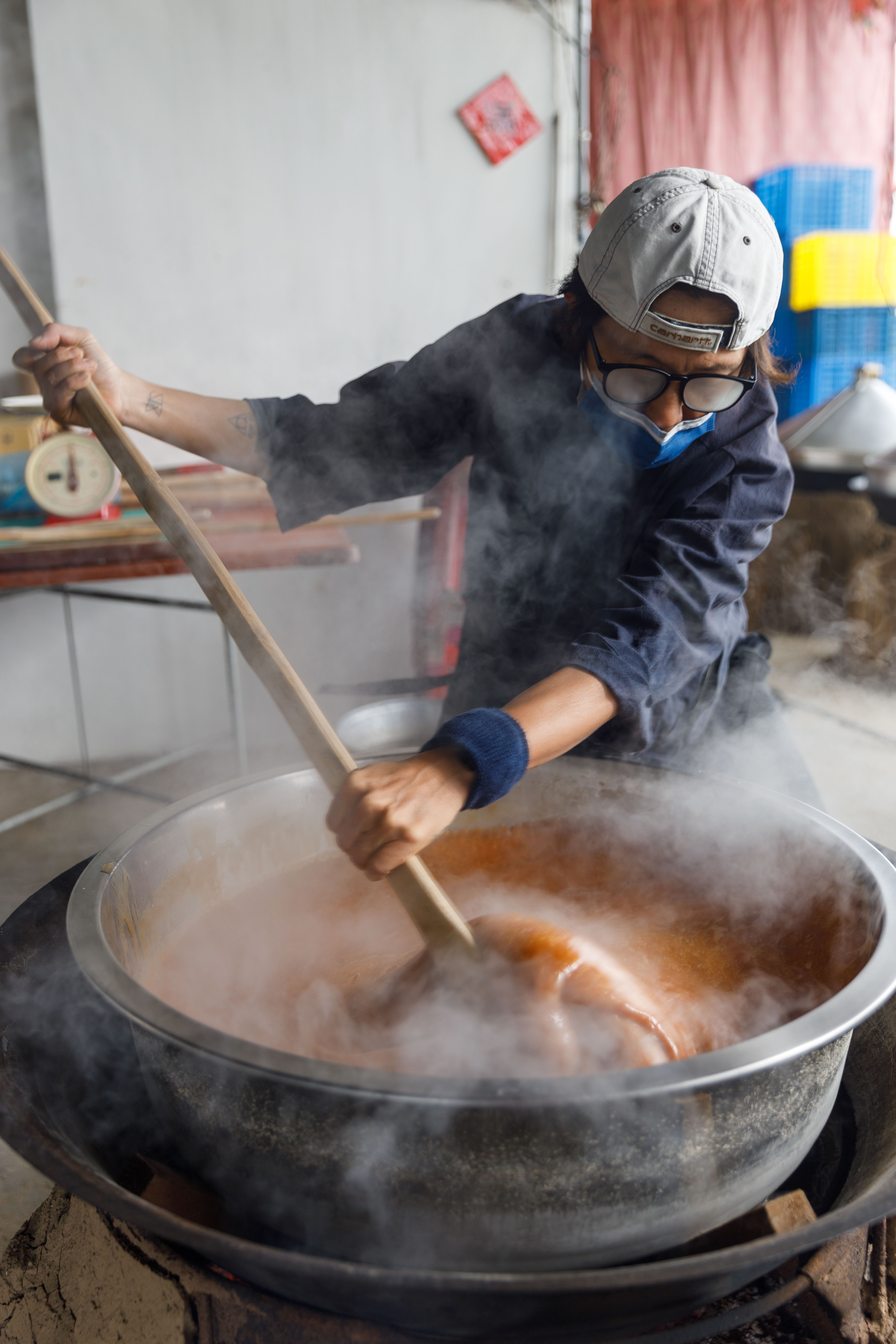 24小時中，年糕需要經過不斷的蒸煮、攪拌。