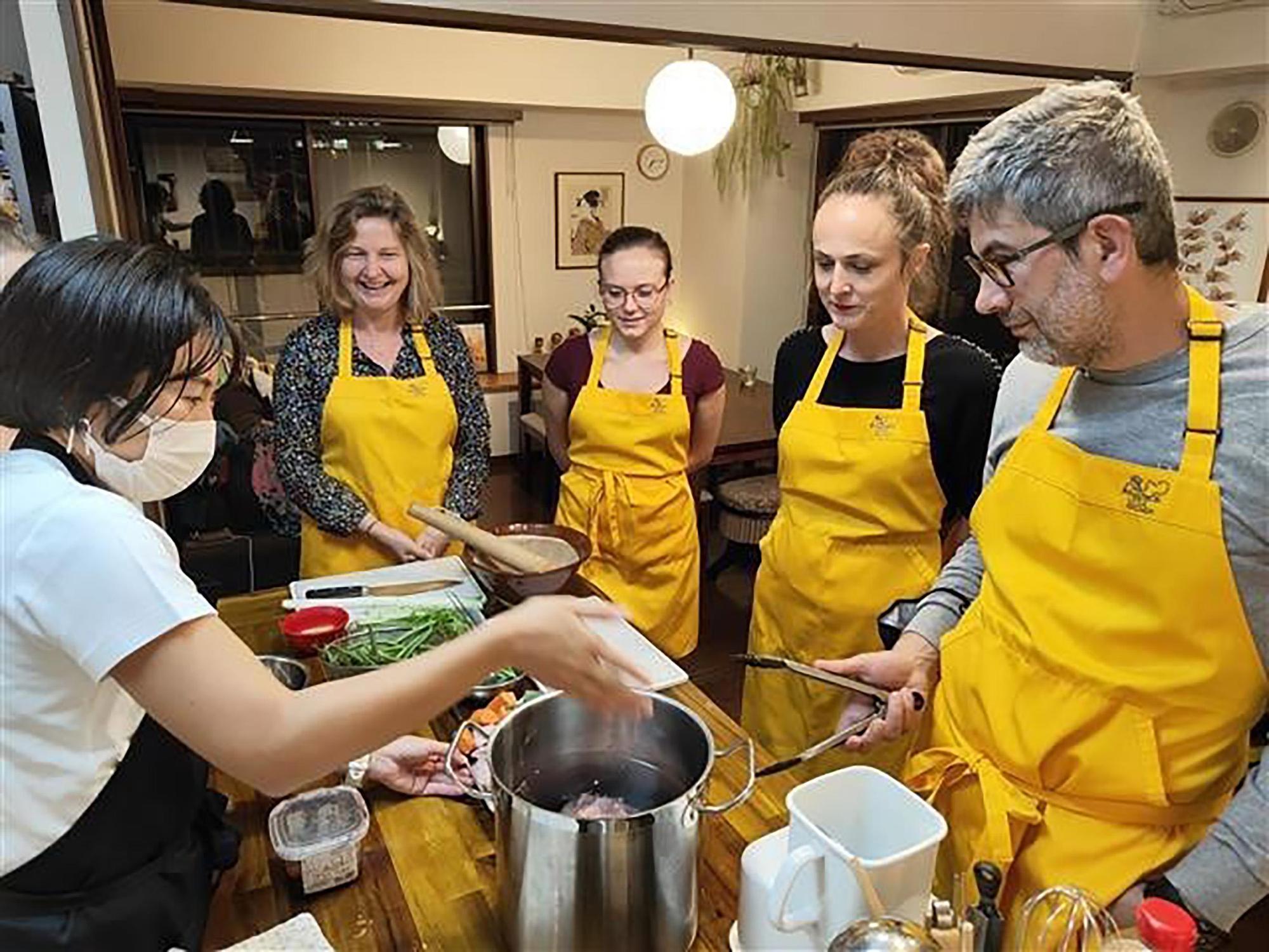 「Mayuko’s Little Kitchen」主理人岡田真由子的好手藝，深受同為專業料理教師的母親影響。（ⒸMayuko’s Little Kitchen提供）