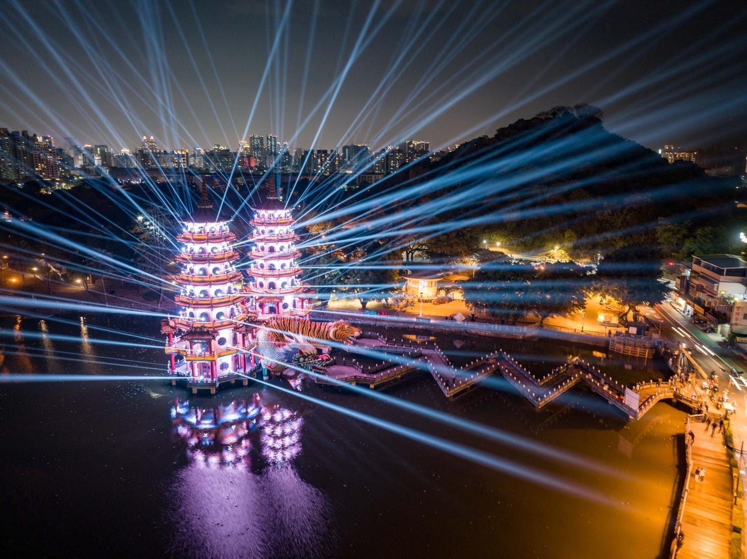 高雄燈會2023首度移師蓮池潭,結合地方文化特色盛大登場。(高雄市政府提供)