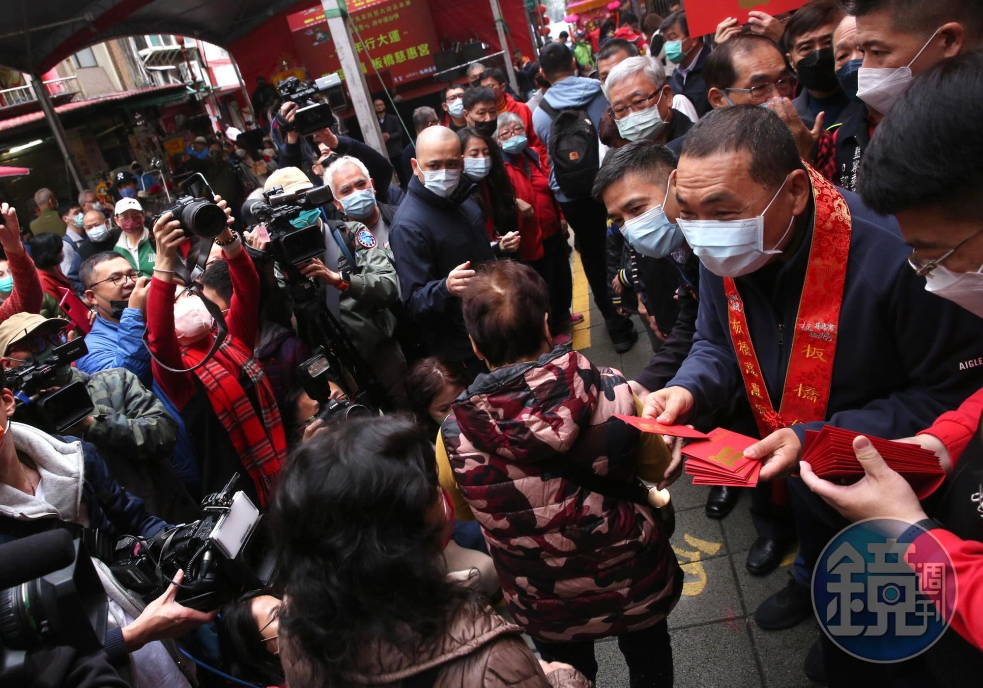 新北市長侯友宜前往板橋慈惠宮參拜，並發放福袋。