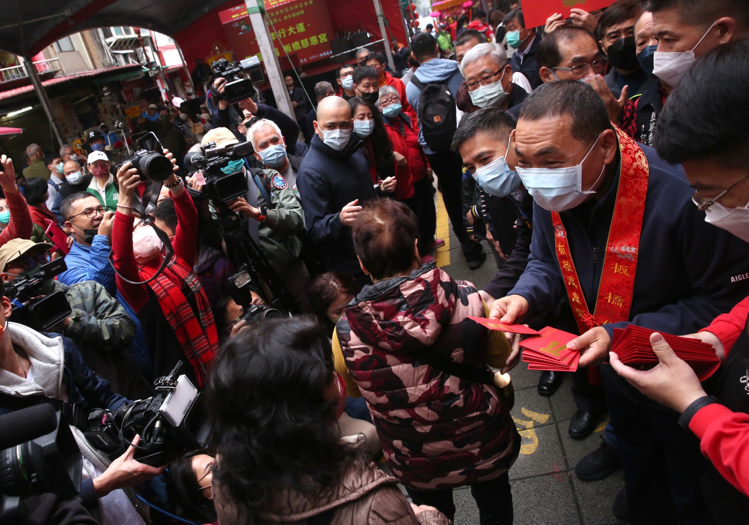 新北市長侯友宜前往板橋慈惠宮參拜，並發放福袋。