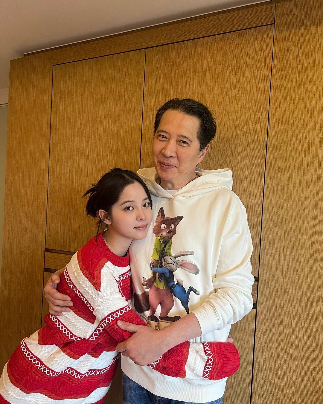 歐陽娜娜(左)撒嬌依偎在「反共鬥士」父親歐陽龍(右)的身上。(翻攝自歐陽娜娜IG)