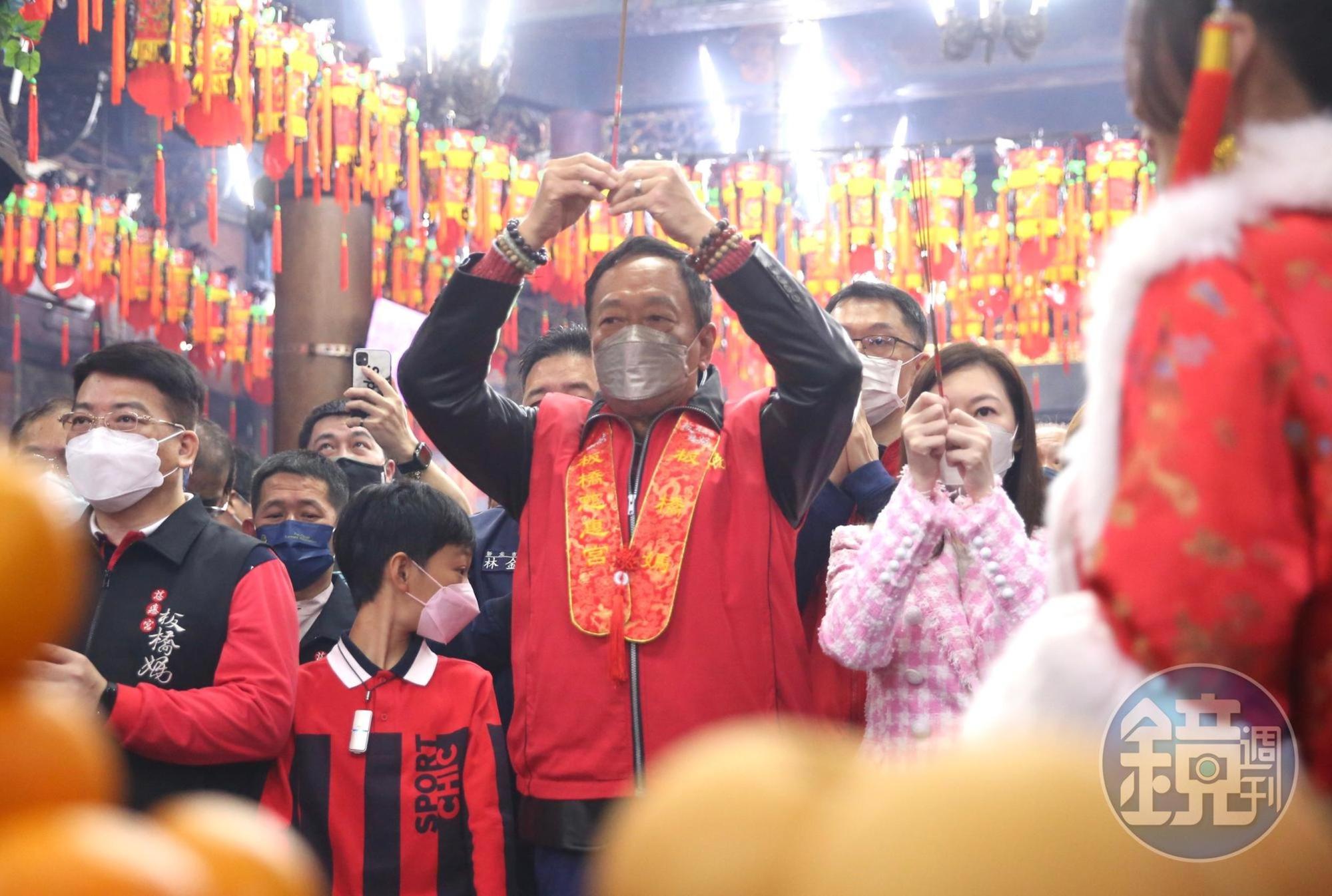 鴻海集團創辦人郭台銘今(22)日前往新北板橋慈惠宮參香祈福。