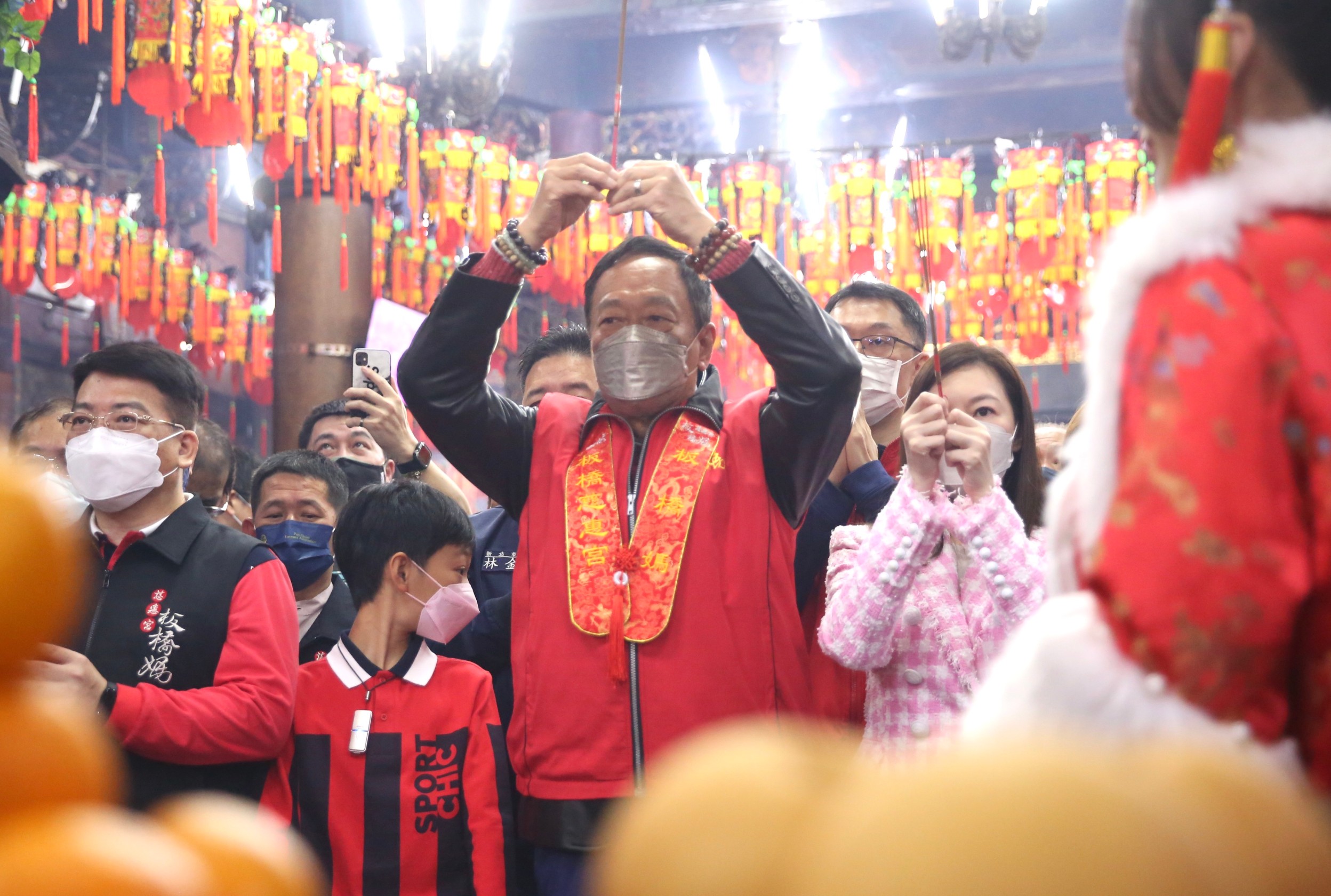 鴻海集團創辦人郭台銘今（22）日前往新北板橋慈惠宮參香祈福。