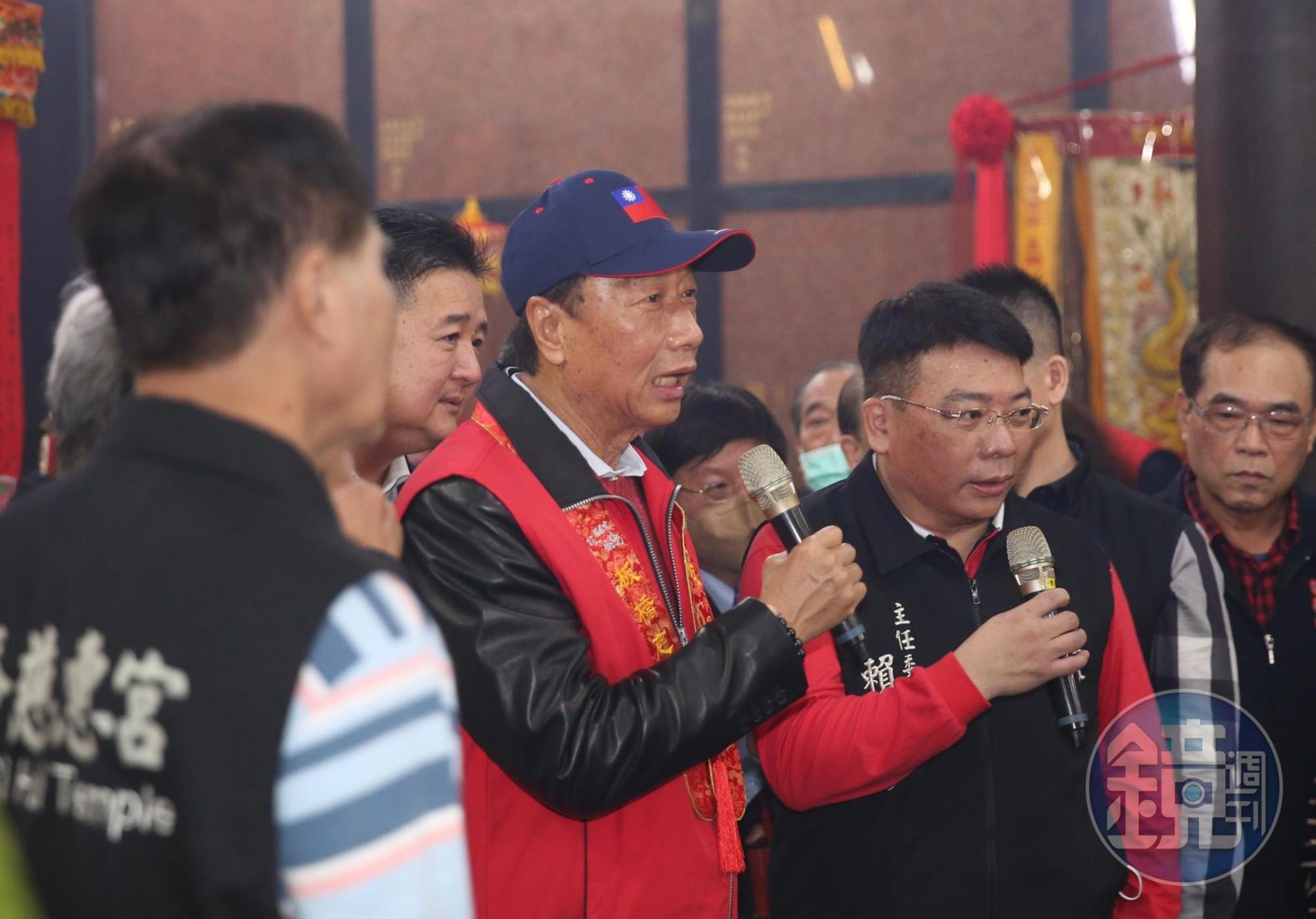 郭台銘抵達接雲寺時,更是有民眾現場高呼「總統好」、「選總統」。